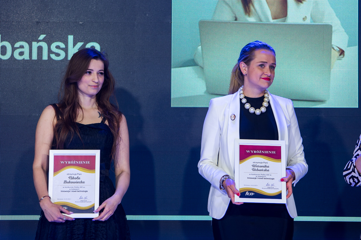 Od lewej: Nikola Bukowiecka i Weronika Urbańska - wyr&oacute;znione w konkursie "Polka XXI wieku" w kategorii "Innowacje i nowe technologie" // fot. materiały Fundacji Projekt PL