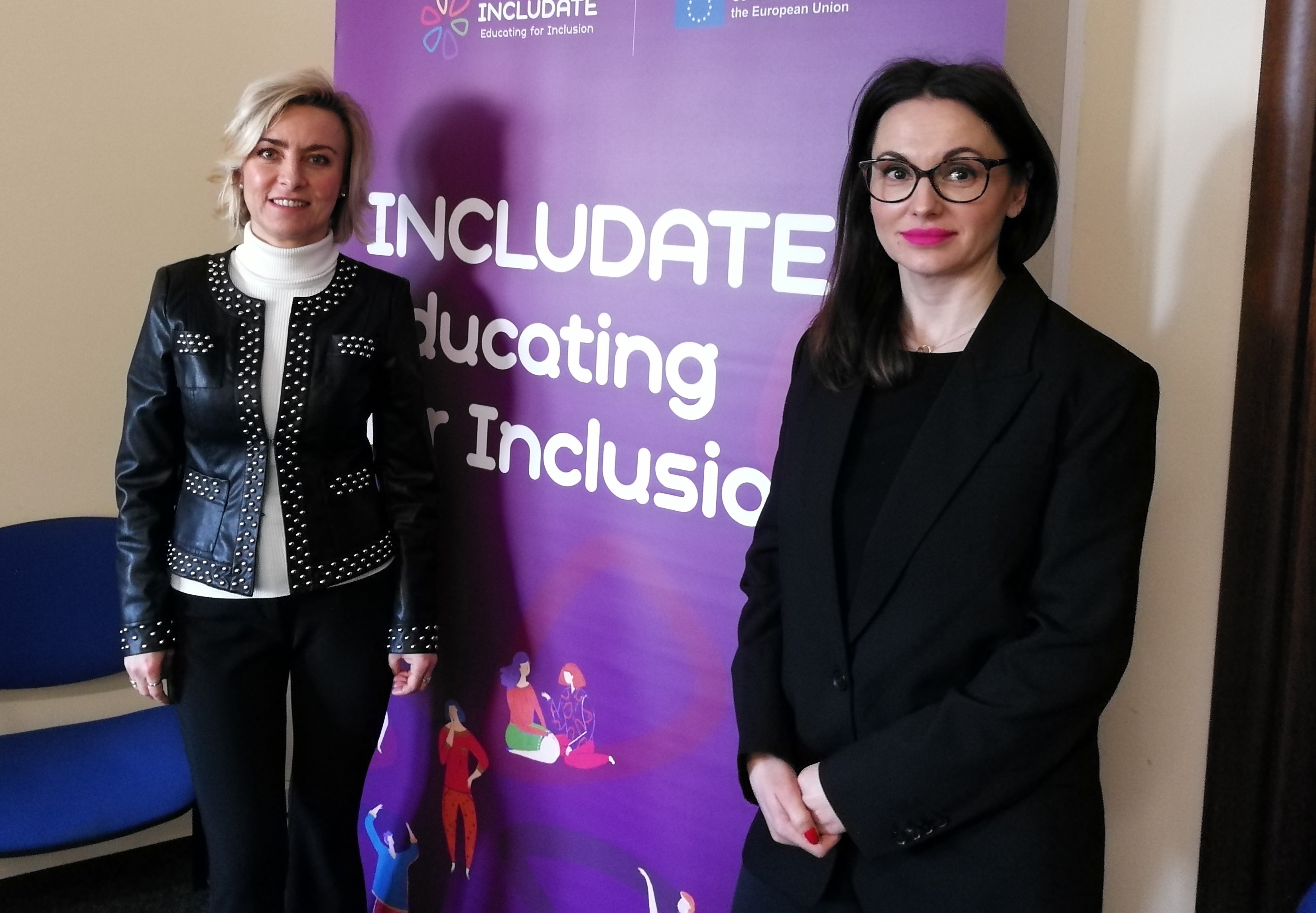 Dwie kobiety na tle baneru 