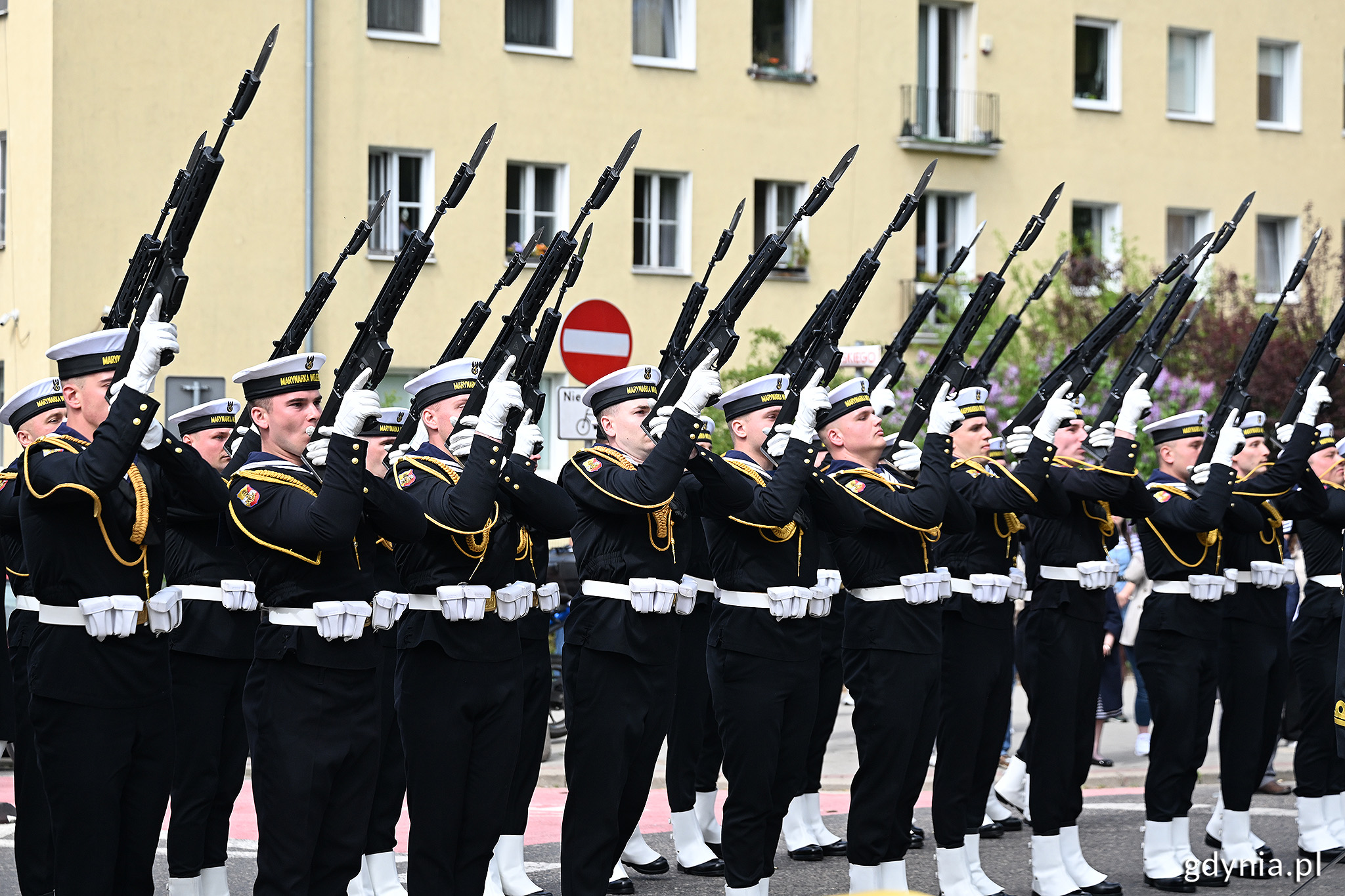 Żołnierze Marynarki Wojennej RP oddający salwę honorową podczas uroczystości z okazji Święta Narodowego Trzeciego Maja (fot. Michał Puszczewicz)