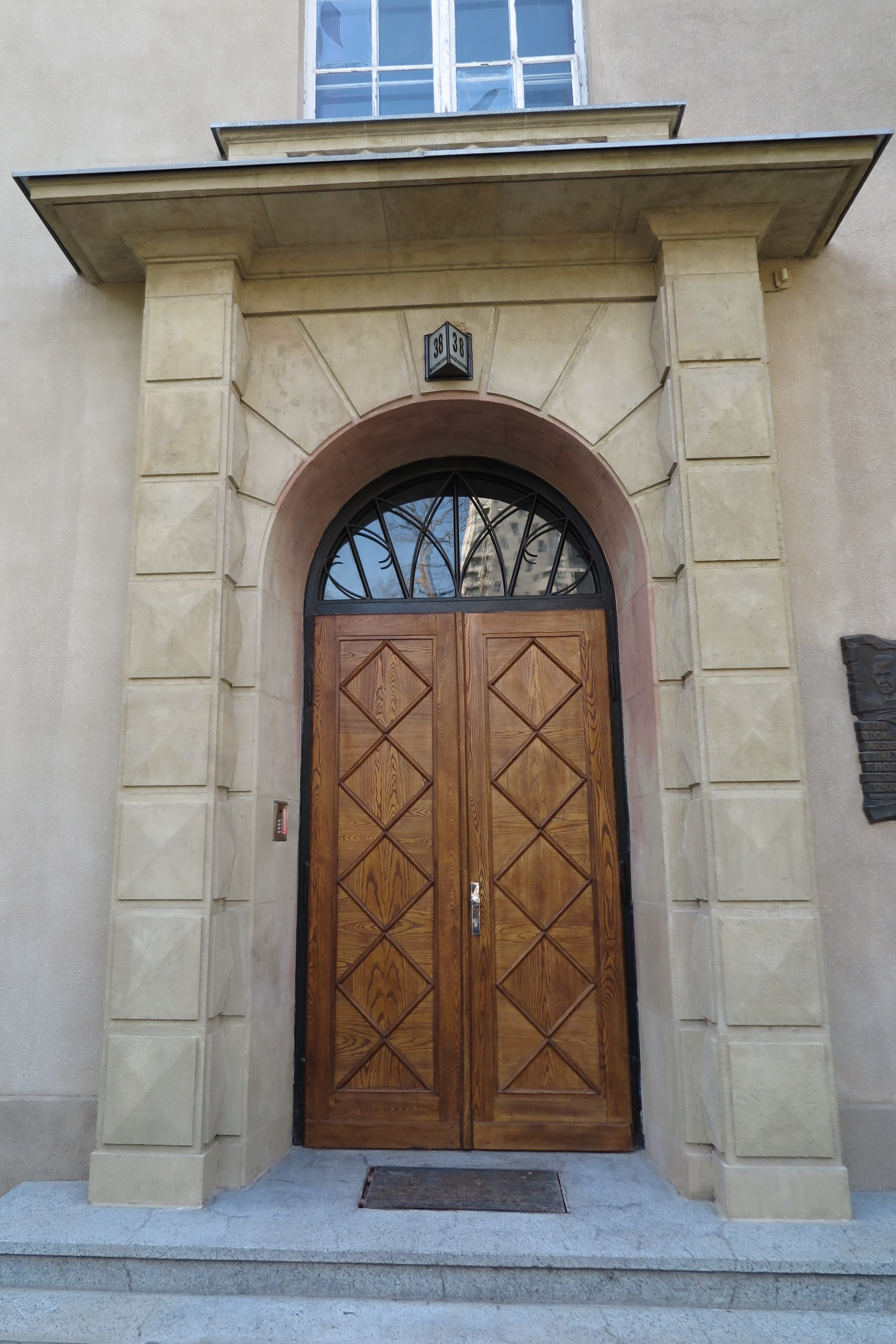 Portal budynku Biura Budowy Portu przy ul. Waszyngtona 38 z lat 20. XX w., wykonany z masywnych blok&oacute;w kamiennych z piaskowca