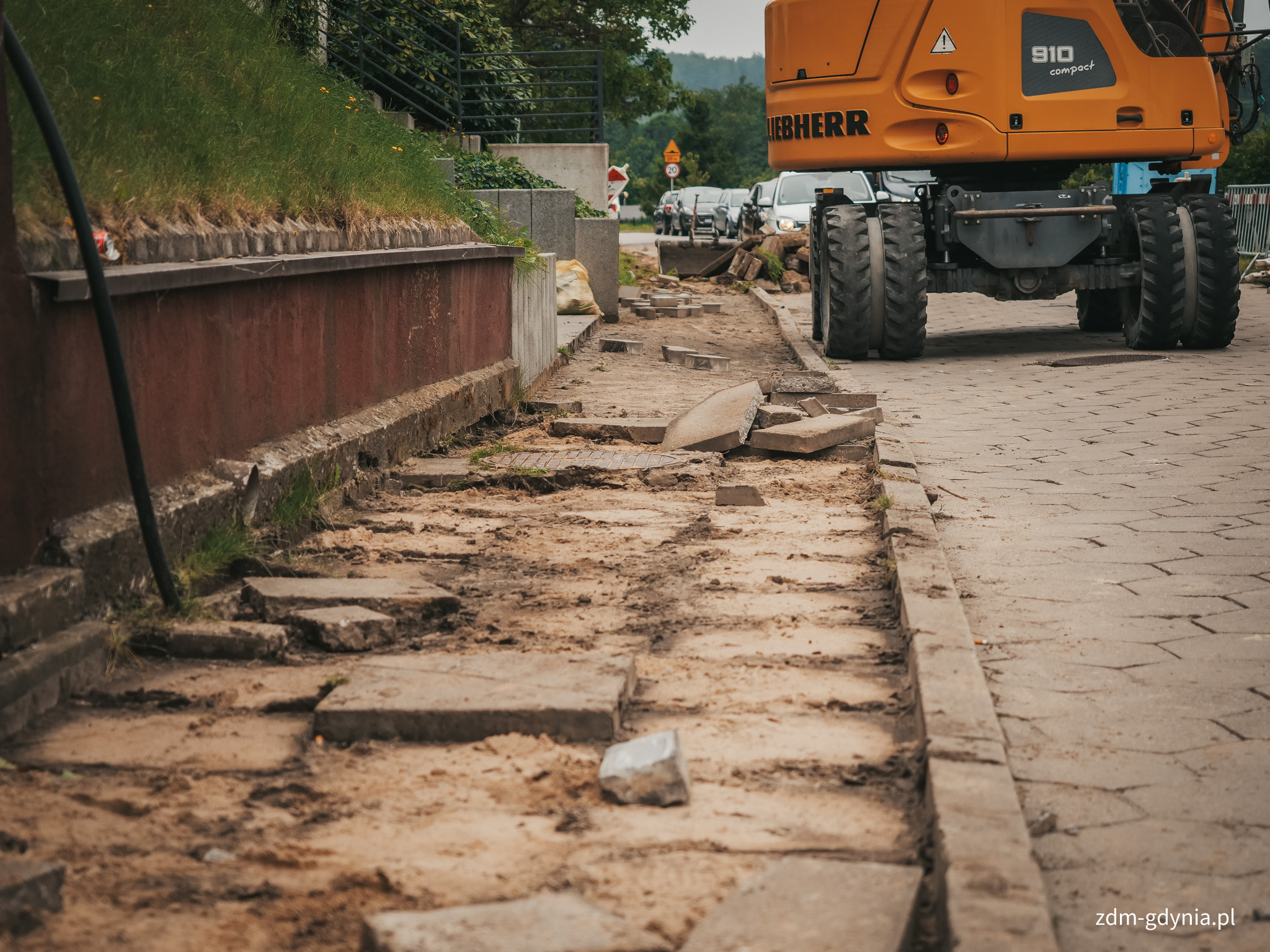 Remont obejmuje wymianę nawierzchni bitumicznej oraz chodnika (fot. Marcin Mielewski, Zarząd Dr&oacute;g Miejskich)