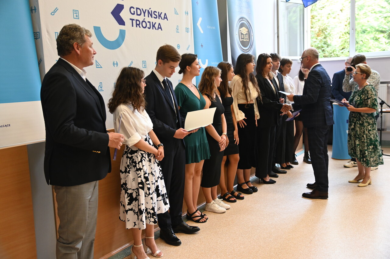 Podw&oacute;jny jubileusz III LO im. Marynarki Wojennej w Gdyni - wręczanie nagr&oacute;d uczniom i absolwentom.