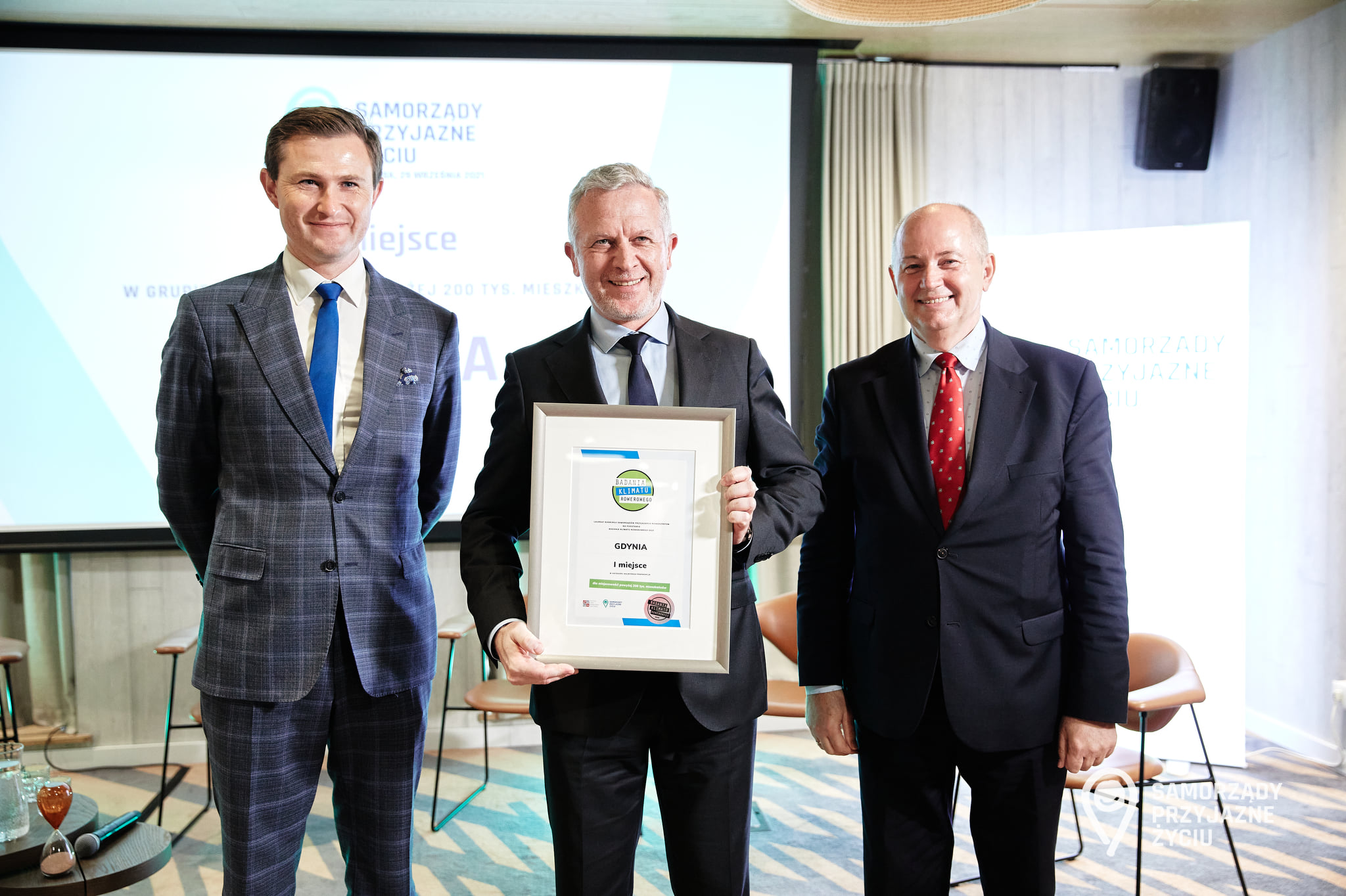 Od lewej: Piotr Grzelak - zastępca prezydenta Gdańska ds. zr&oacute;wnowazonego rozwoju i prezes zarządu Polskiej Unii Mobilnej Aktywności, Wojciech Folejewski - dyrektor Zarządu Dr&oacute;g i Zieleni w Gdyni (z dyplomem w ręku) oraz Janusz Goliński - członek zarządu Polskiej Unii Mobilności Aktywnej // fot. materiały prasowe