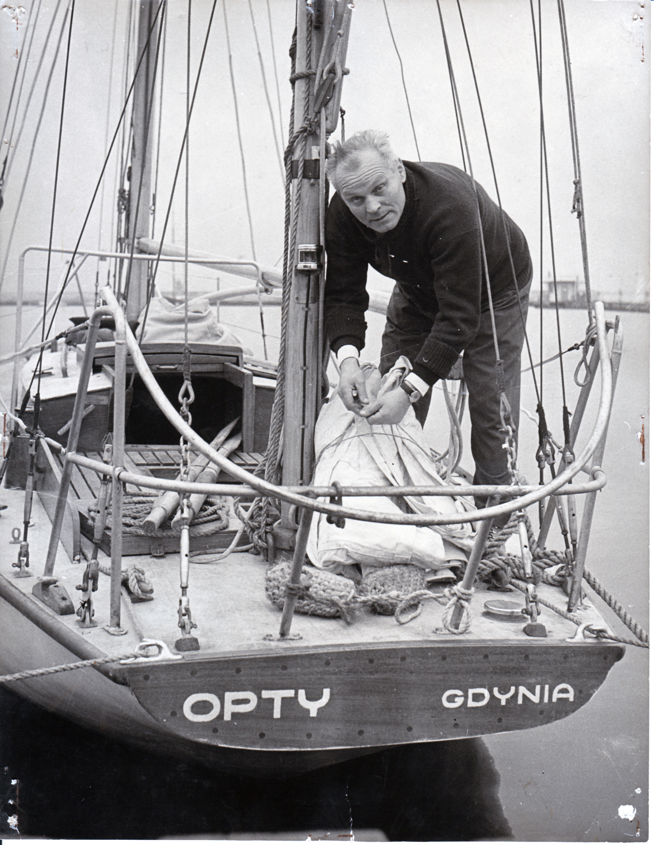 Leonid Teliga i jacht OPTY na kt&oacute;rym żeglarz odbył samotny rejs dookoła świata  fot. mat. udostępniony przez Jacht Klub Morski GRYF
