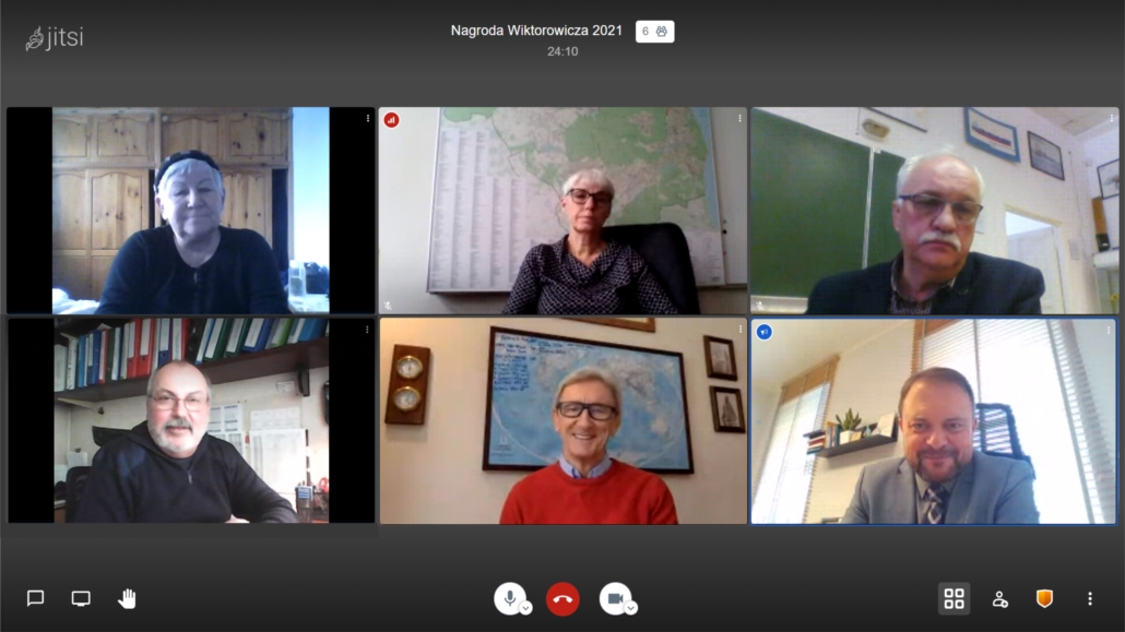 Kapituła Nargody im. kpt. Leszka Wiktorowicza. U g&oacute;ry od lewej: Mira Urbaniak z Bractwa Kaphornowc&oacute;w, Joanna Zielińska - przewodnicząca Rady Miasta Gdyni, Marek Padjas z Bractwa Kaphornowc&oacute;w. Na dole od lewej: Mariusz Wiktorowicz - syn kapitana Leszka Wiktorowicza i przewodniczący kapituły, Waldemar Heflich - redaktor naczelny miesięcznika "Żagle", Press Club Polska oraz Marek Łucyk - wiceprezydent Gdyni ds. rozwoju // fot. materiały prasowe