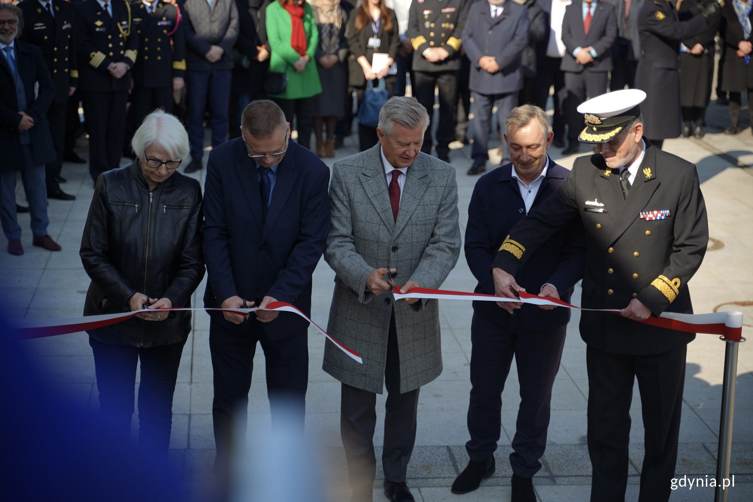 Od lewej: Joanna Zielińska - radna miasta, Tomasz Miegoń - dyrektor Muzeum Marynarki Wojennej, Stanisław Wziątek - podsekretarz stanu w Ministerstwie Obrony Narodowej, kmdr rez. Sławomir Wiśniewski - pierwszy dow&oacute;dca &bdquo;Sokoła&rdquo;, kadm. Andrzej Ogrodnik - dow&oacute;dca 3. Flotylli Okręt&oacute;w przecinający wstęgę podczas uroczystości oficjalnego udostępnienia okrętu jako obiektu muzealnego (fot. Kamil Złoch)