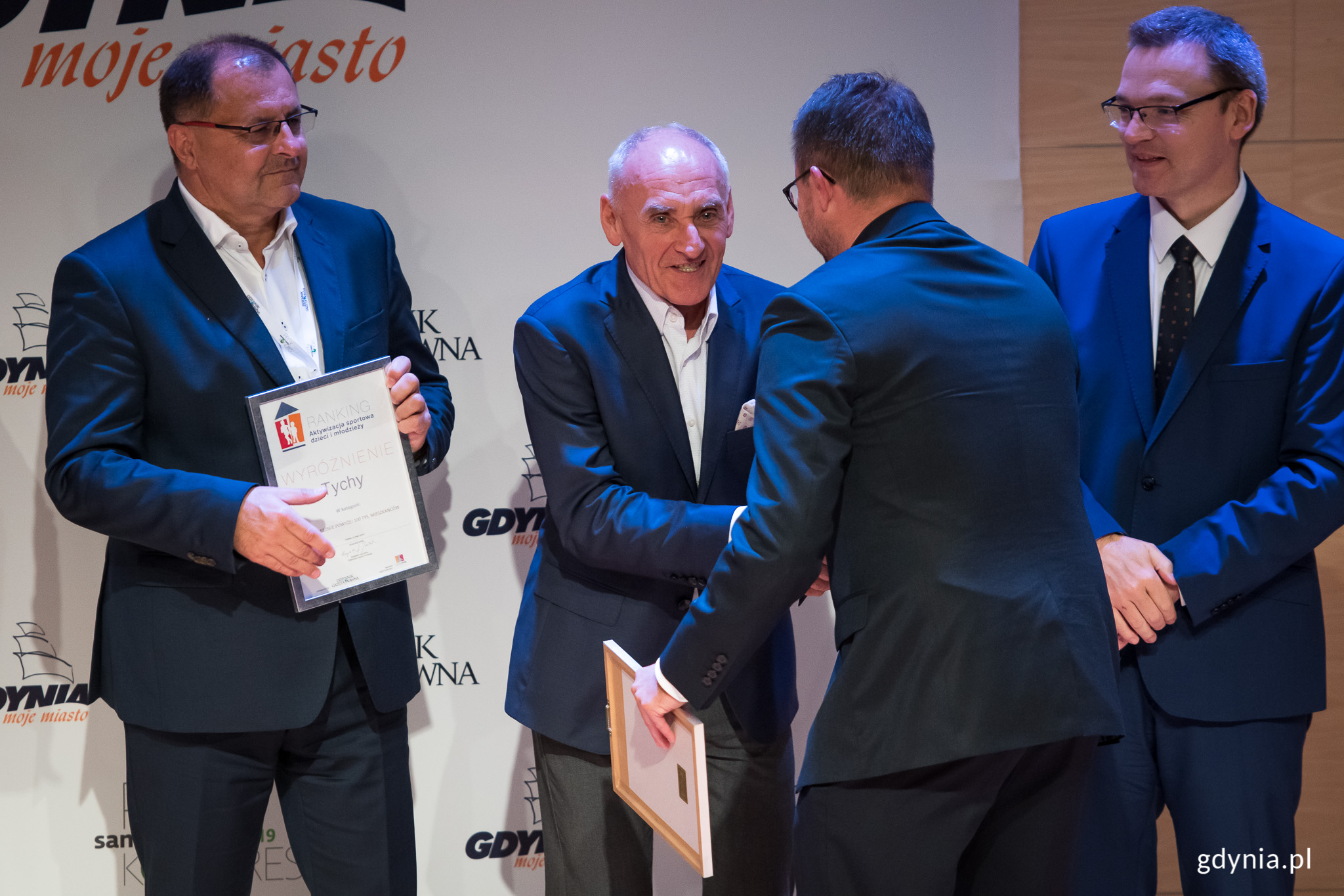 Wiceprezydent Marek Łucyk podczas odbioru wyr&oacute;żnienia dla Gdyni, fot. Dawid Linkowski