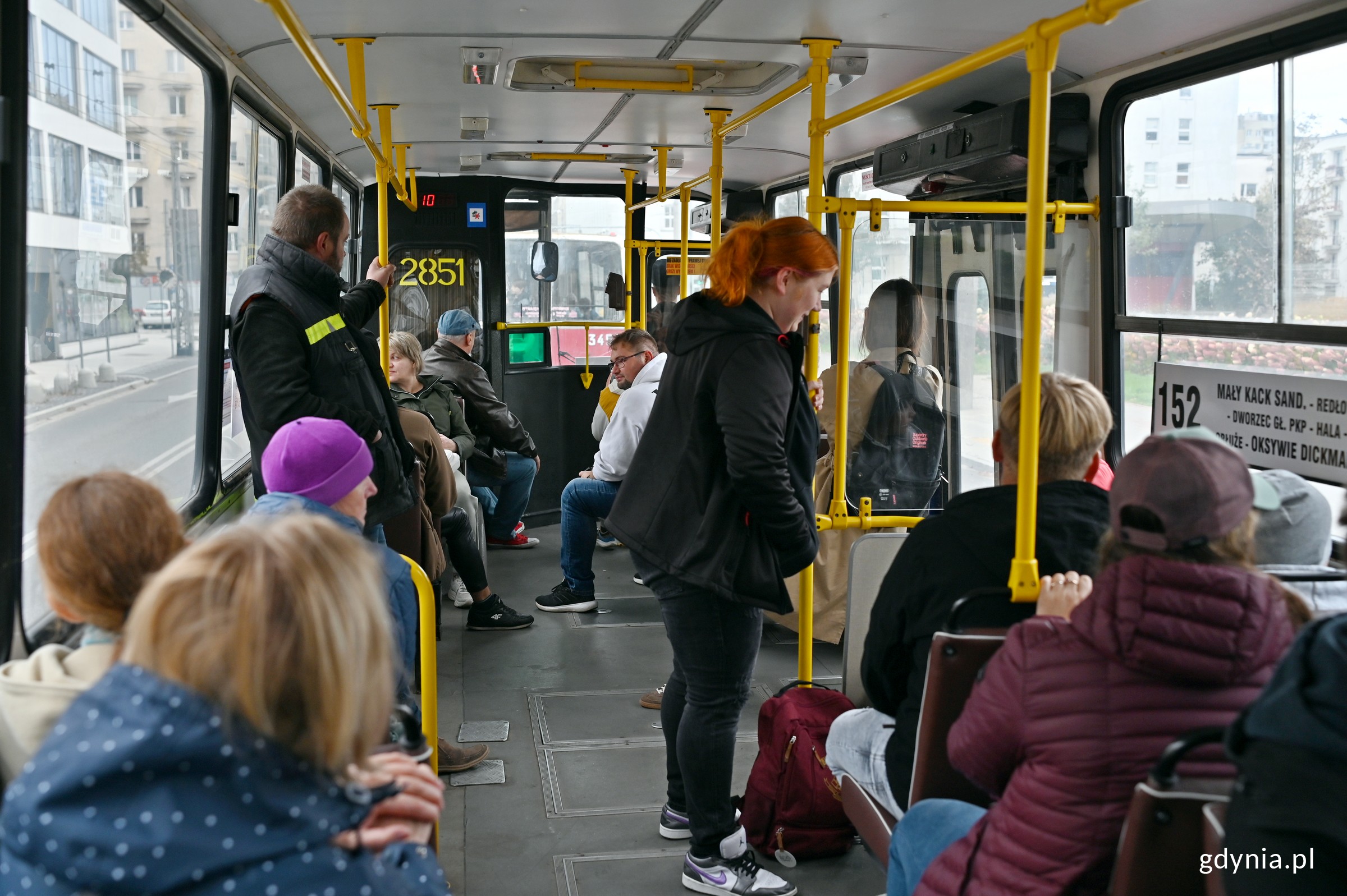 Pasażerowie uczestniczący w przejeździe specjalnym Ikarus&oacute;w w Gdyni (fot. Magdalena Czernek)