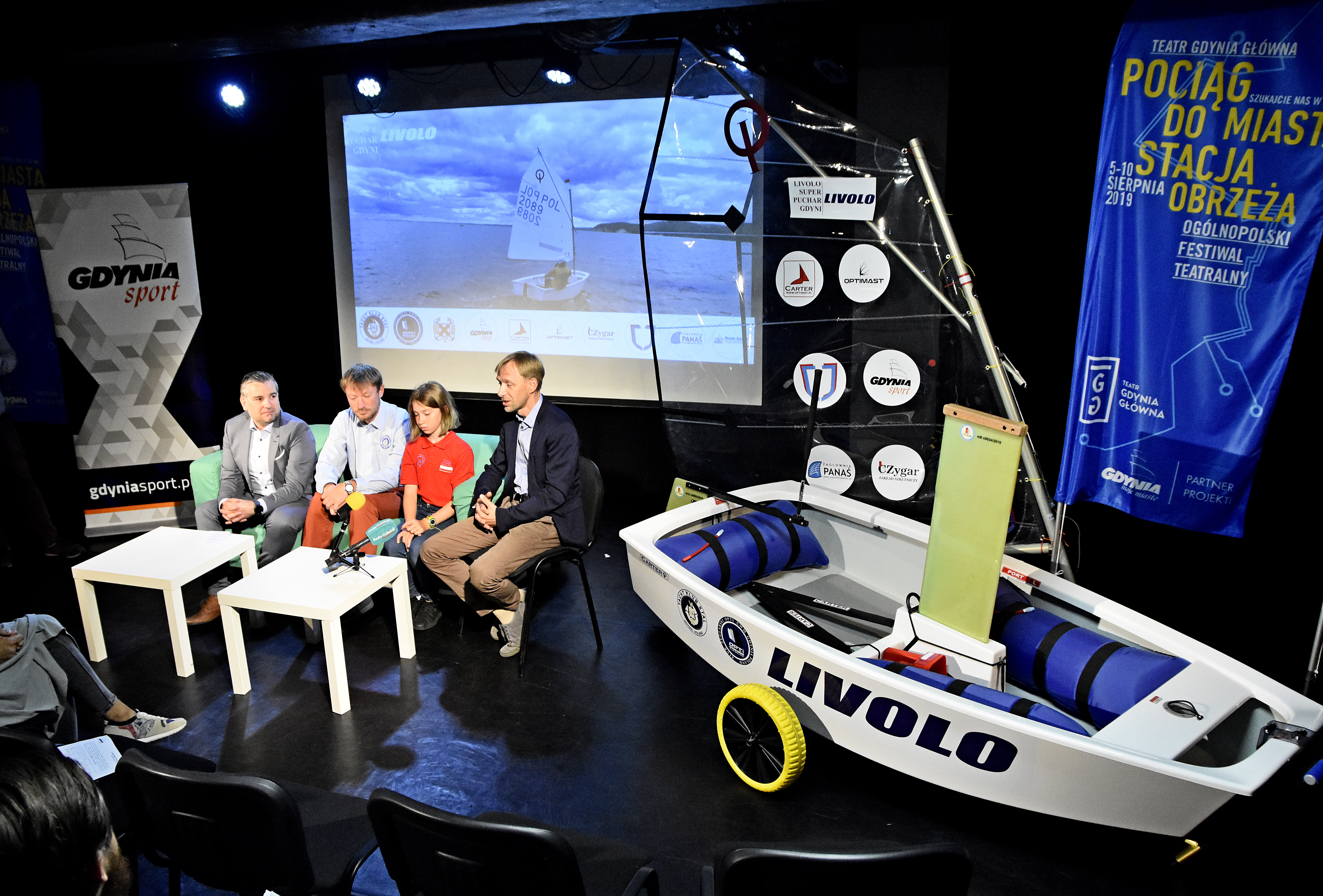 Konferencja prasowa z ł&oacute;dką, kt&oacute;ra jest nagrodą gł&oacute;wną, fot. Kamil Złoch