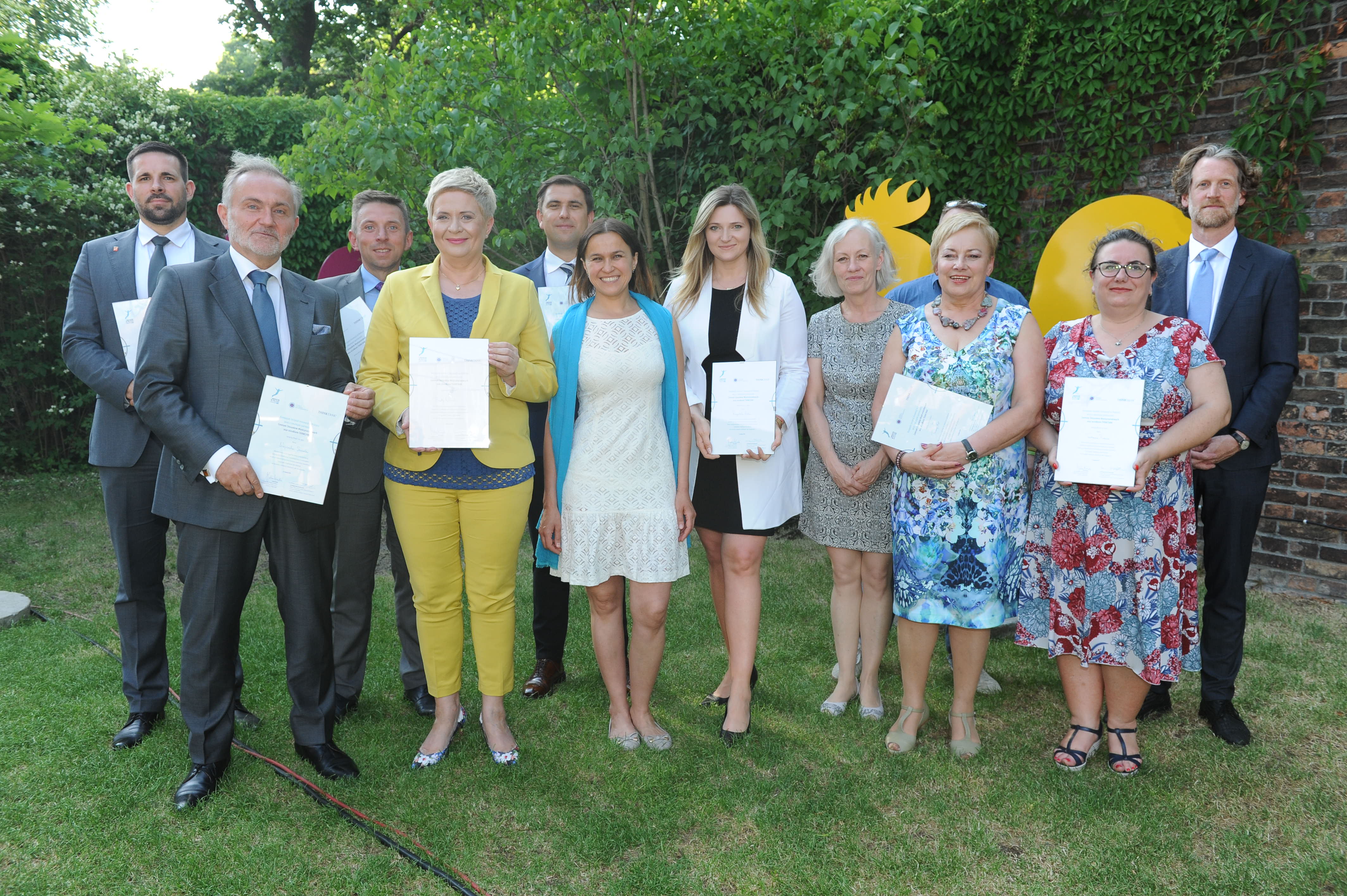 Prezydent Gdyni Wojciech Szczurek wraz z laureatami wyr&oacute;żnień / fot. Jerzy Krupowies (Fotobarwa)