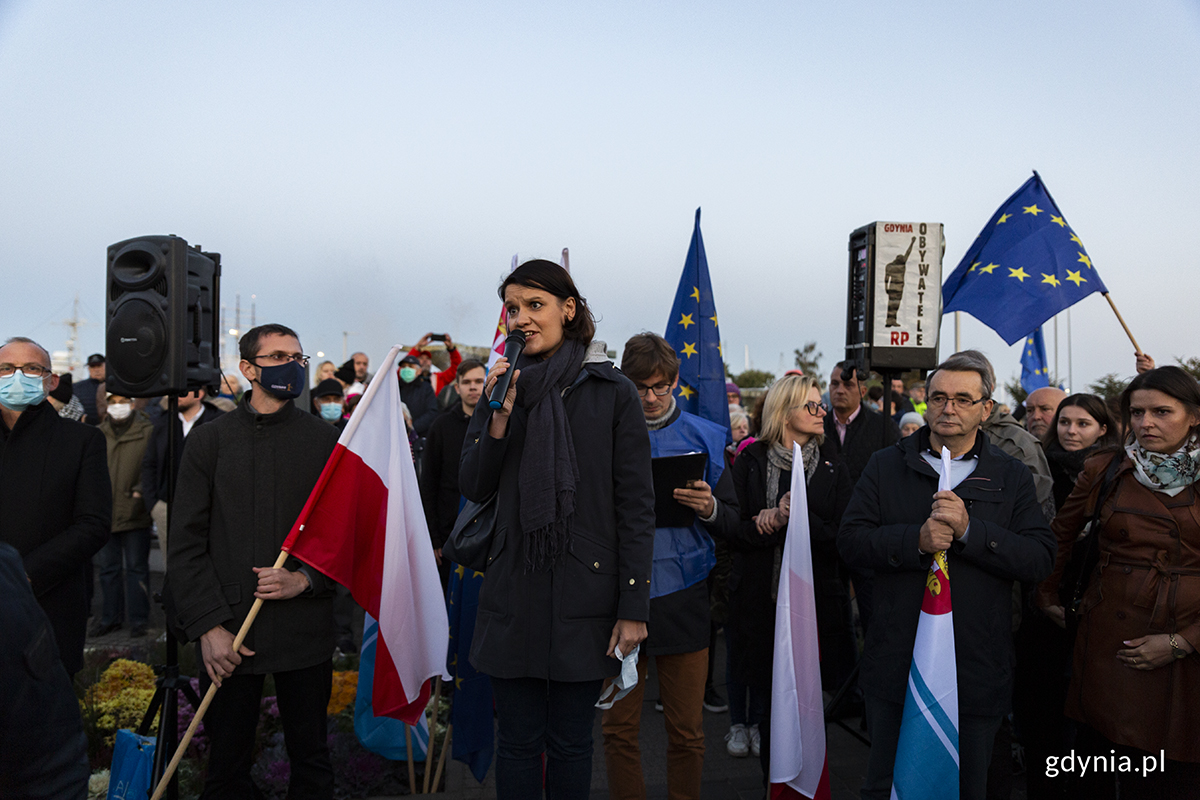 Katarzyna Gruszecka-Spychała na wiecu "Gdynia zostaje w Unii Europejskiej". Fot. Przemysław Kozłowski
