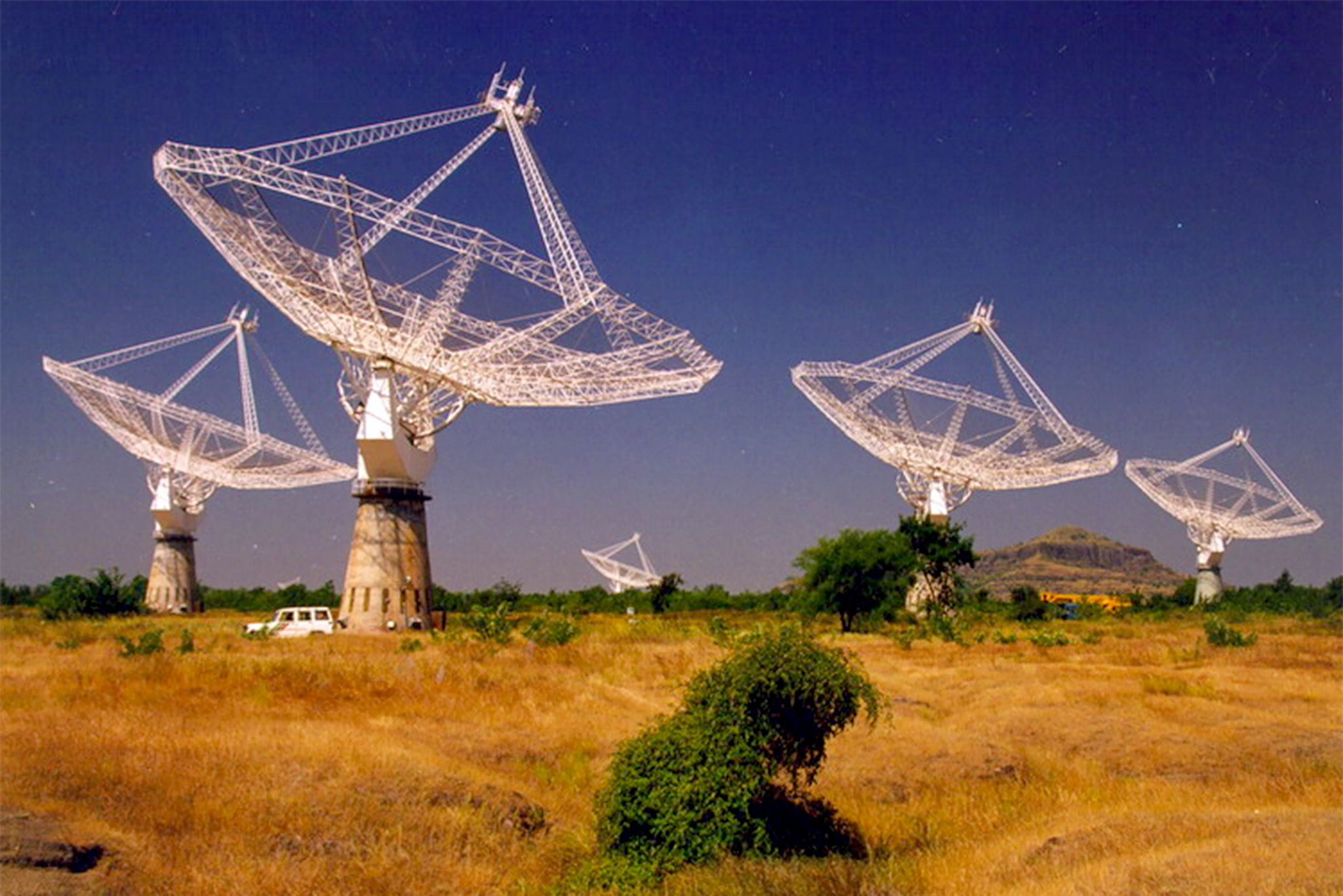 Radioteleskopy Giant Metrewave Radio Telescope w Khodad (stan Maharasztra, Indie).