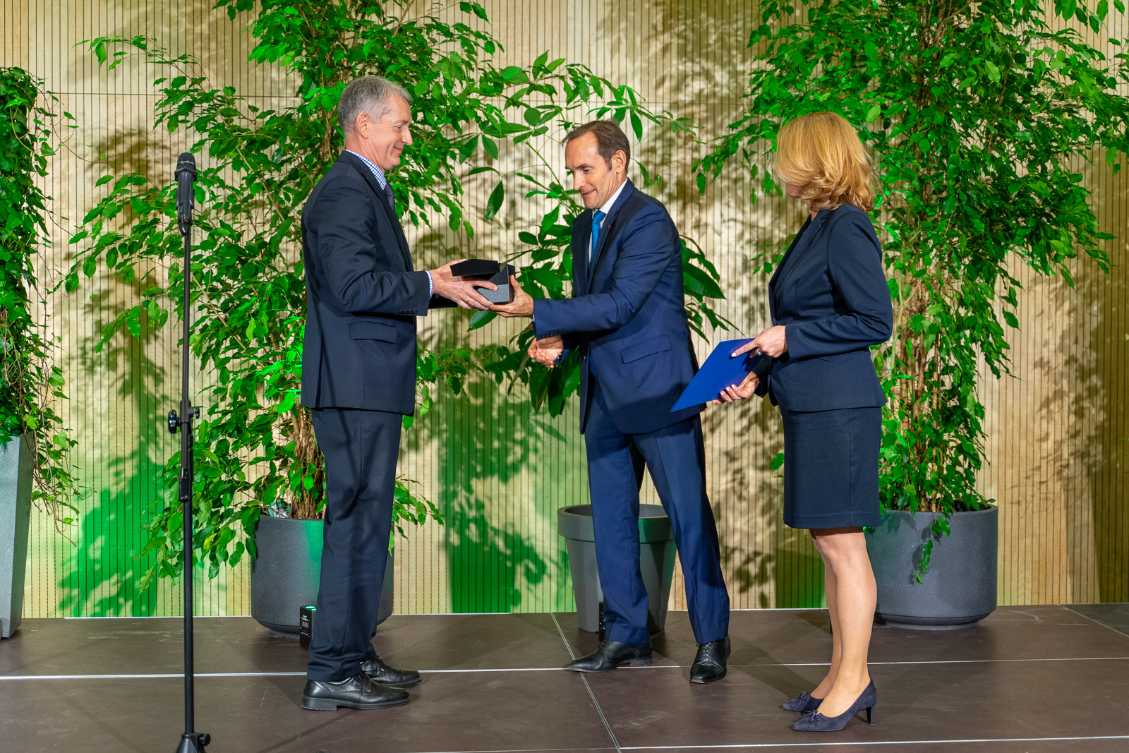 Walery Tankiewicz (na zdjęciu) odbiera nagrodę dla Gdyni w konkursie Eco-Miasta 2021, fot. Centrum UNEP/GRID-Warszawa / YouTube