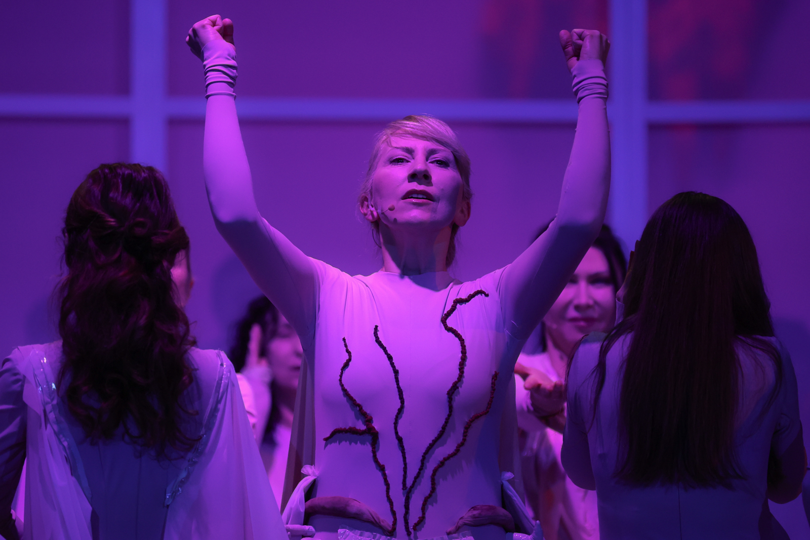 Olga Barbara Długońska jako Lizystrata w spektaklu &bdquo;Lizystrata, czyli strajku&rdquo; Arystofanesa w reżyserii Zdenki Pszczołowskiej (fot. Roman Jocher)