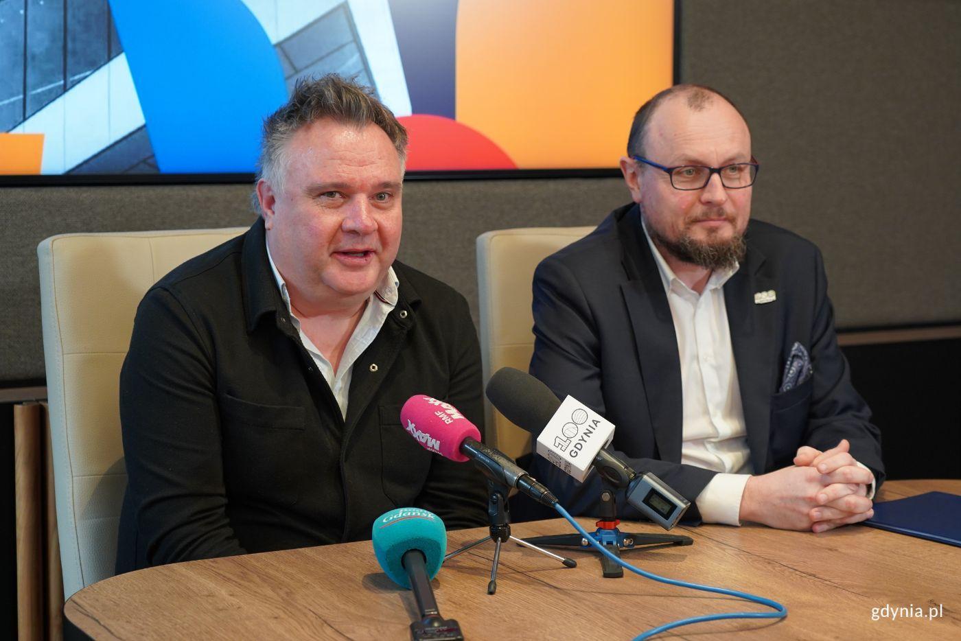 Mariusz Bzdęga, dyrektor zarządzający ds. kultury i aktywności mieszkańc&oacute;w oraz Jerzy Rados, dyrektor Gdyńskiego Centrum Filmowego im. Leszka Kopcia podczas konferencji prasowej w Urzędzie Miasta Gdyni