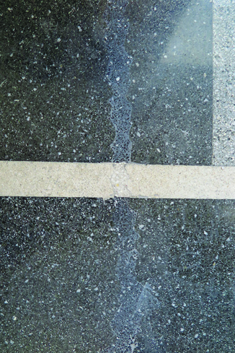 Posadzka w klatce schodowej w kamienicy przy ul.&nbsp;Abrahama 28, po uzupełnieniu spękań.