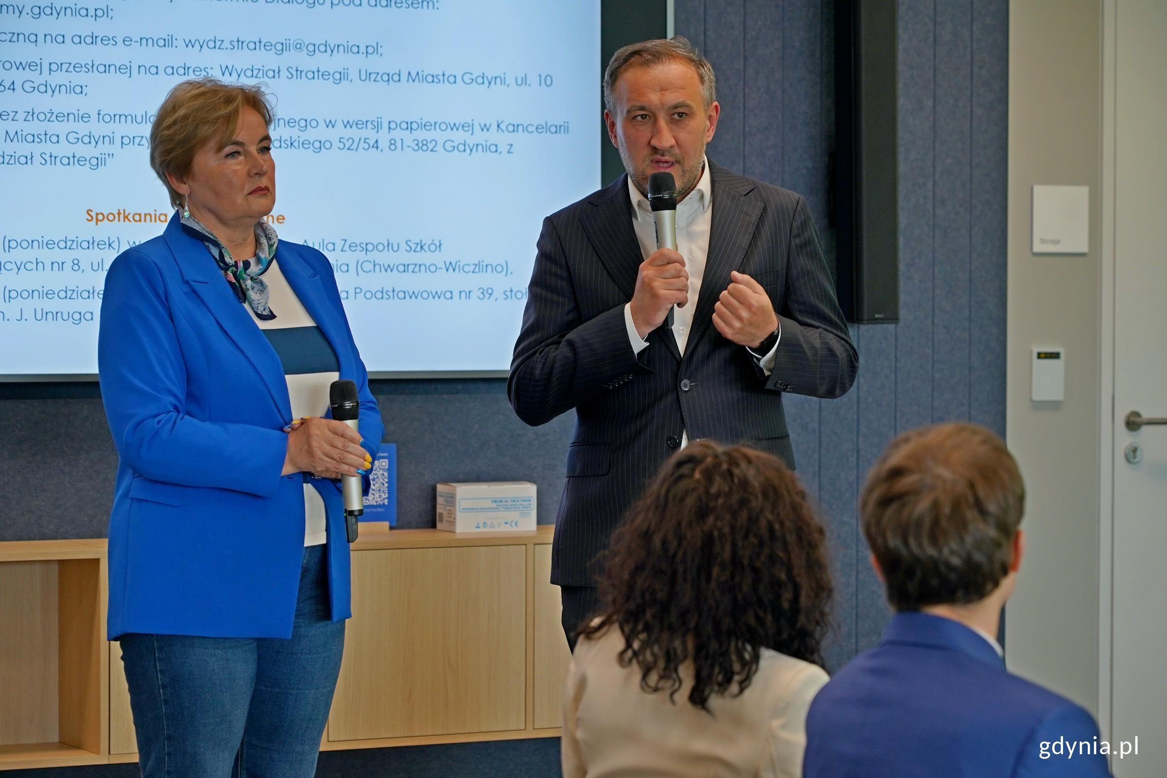 Wiceprezydent Tomasz Augustyniak i Teresa Bysewska, przewodnicząca Komisji Sportu, Turystyki i Rekreacji Rady Miasta Gdyni, podczas posiedzenia Gdyńskiej Rady Dialogu Gospodarczego (fot. Magdalena Czernek)