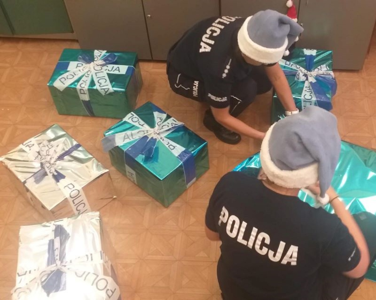 grupa os&oacute;b pakuje prezenty