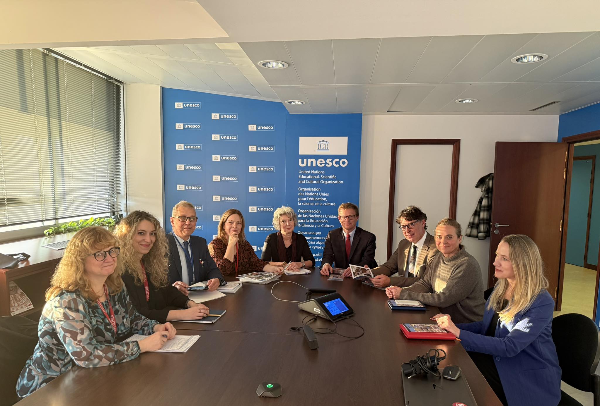 Spotkanie konsultacyjne w Paryżu, st&oacute;ł, kilkanaście os&oacute;b przy stole