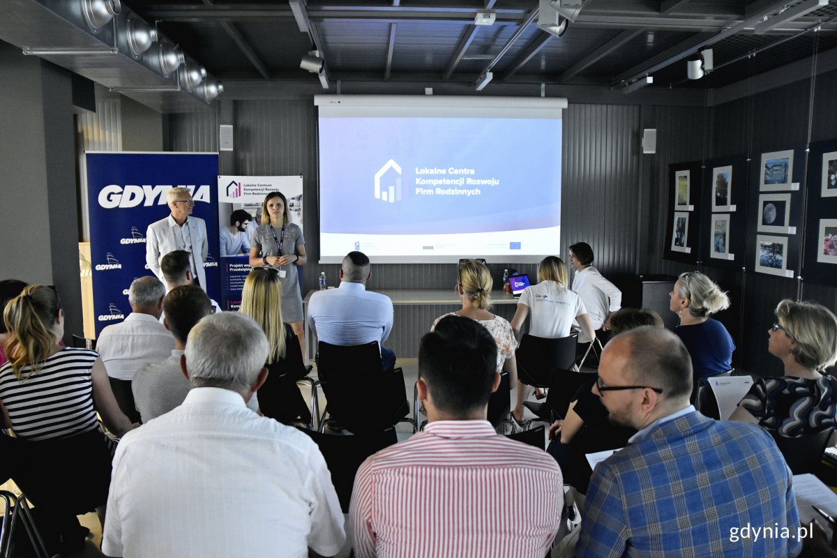 Jedno ze spotkań Lokalnego Centrum Rozwoju Kompetencji Firm Rodzinnychz firmami doradczymi, fot. Kamil Złoch / archiwalne (2019)