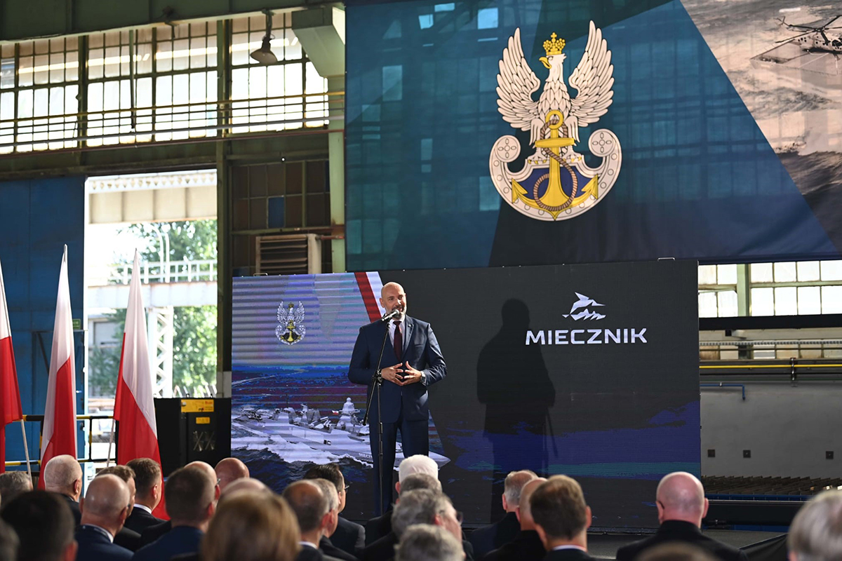 Przemawia na podium prezes PGZ S.A. Sebastian Chwałek