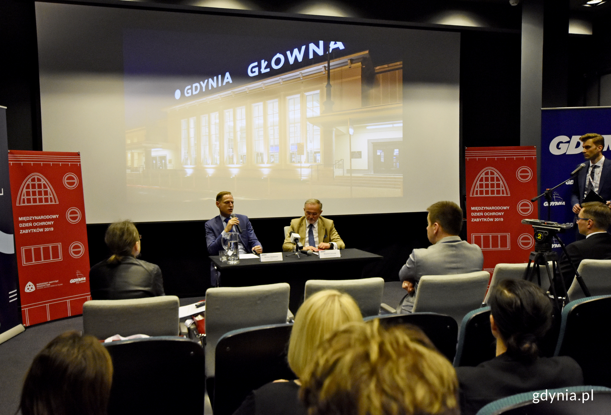 Dyrektor Narodowego Instytutu Dziedzictwa, Bartosz Skaldawski i prezydent Gdyni, Wojciech Szczurek podczas konferencji prasowej poprzedzającej obchody, fot. Kamil Złoch