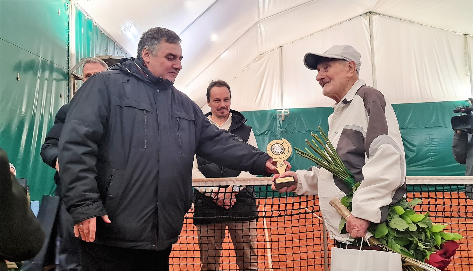 Rektor Uniwersytetu Morskiego w Gdyni, prof. dr hab. inż. kpt. ż.w. Adam Weintrit oraz Tadeusz Krzyszkowski. Fot. Zygmunt Gołab