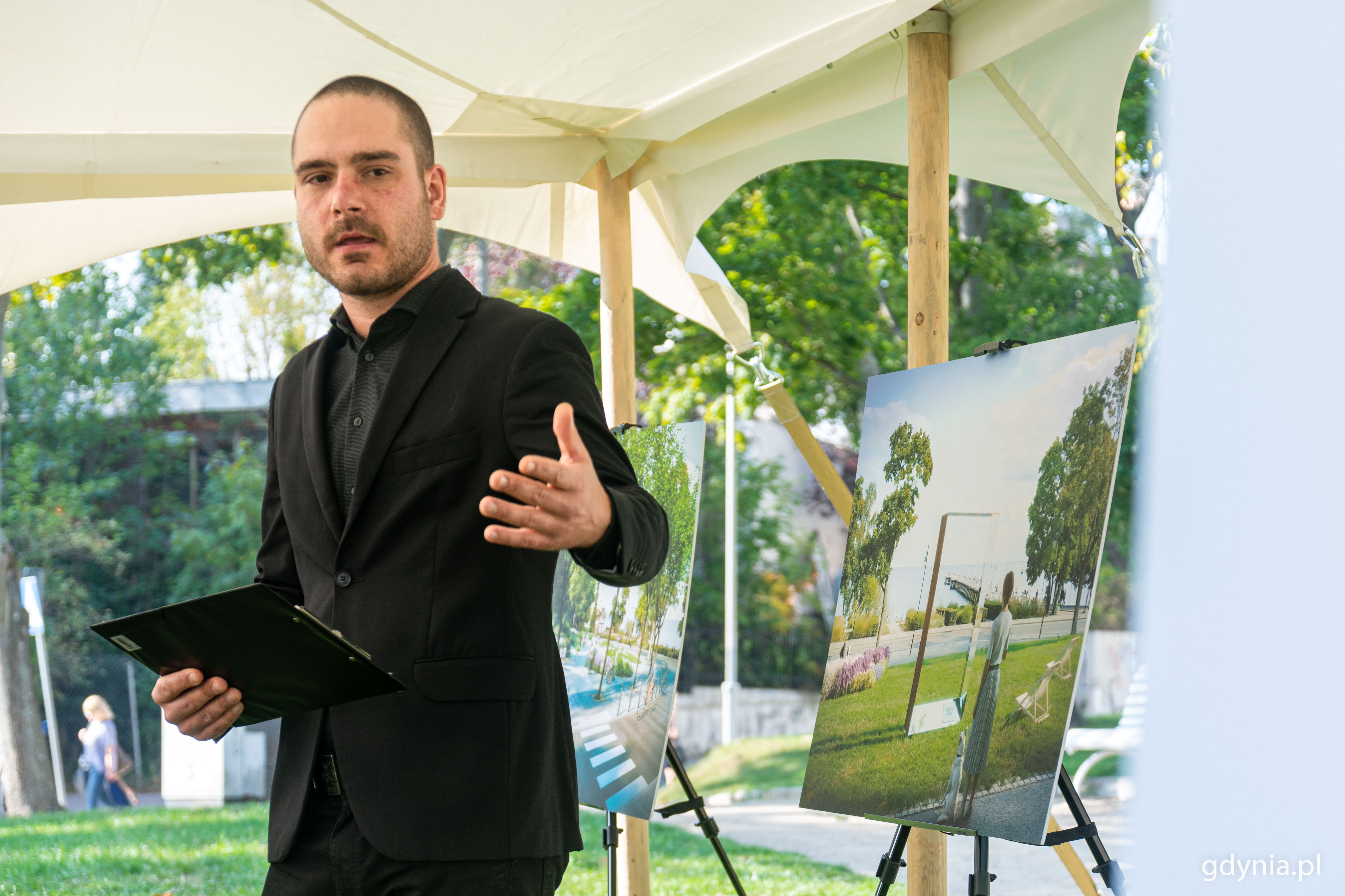 Projekt parku wykonała firma Szablowcy Architekci. Na zdjęciu Stanisław Szablowski prezentujący założenia inwestycji // fot. Kamil Złoch