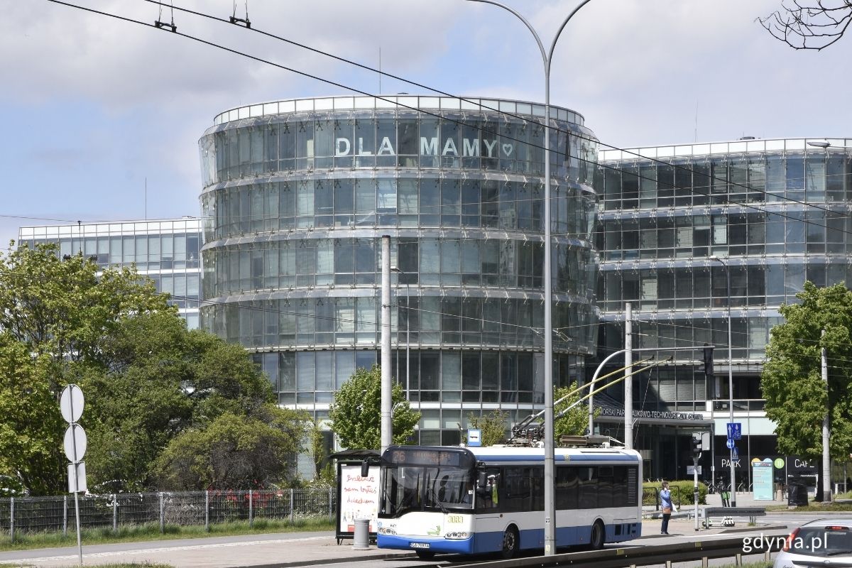 Na budynku Pomorskiego Parku Naukowo-Technologicznego pojawił się napis z okazji Dnia Matki. // fot. Magdalena Śliżewska