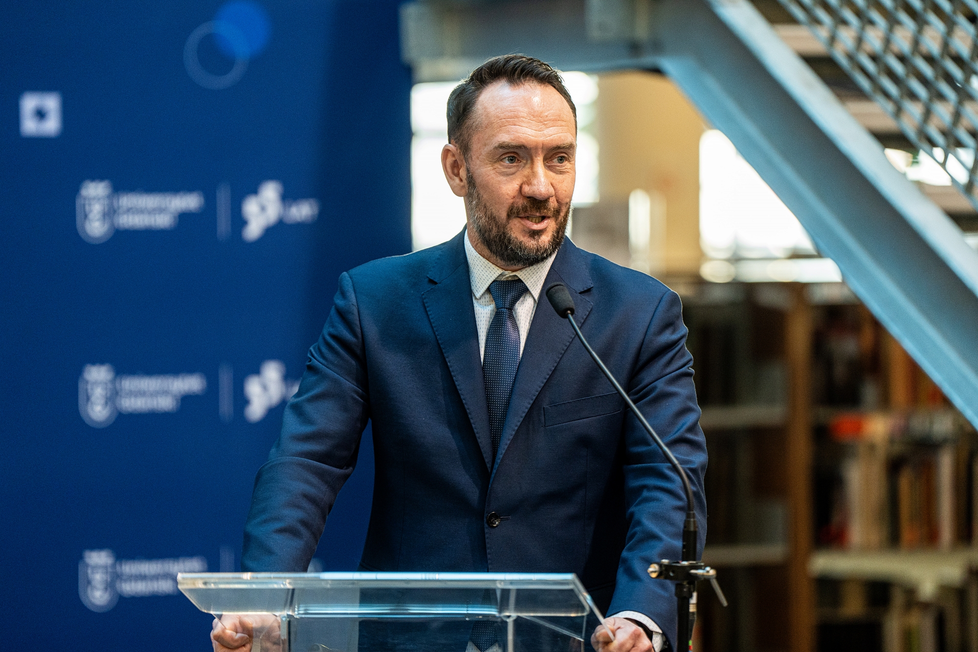 Wiceminister MSWiA Tomasz Szymański przy m&oacute;wnicy