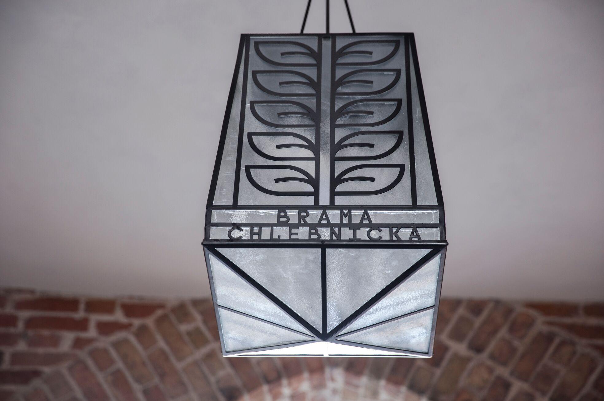 Kolejnym nowym elementem będzie wisząca lampa, kt&oacute;ra znajdzie się tuż przed bramą. "Jej koncepcja jest bardzo podobna do tej, kt&oacute;rą wykonaliśmy przy ul. Chlebnickiej w Gdańsku" &ndash; podkreśla Domańska, fot. traffic design.