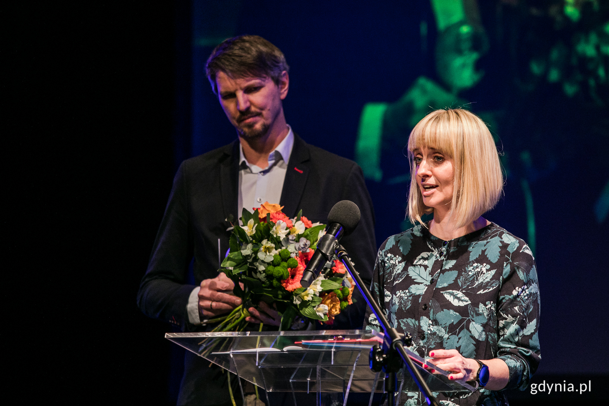 Sławomir Matuszak i Dominika Miotk, kt&oacute;rzy reprezentowali Gdyńską Fundację &bdquo;Dom Marzeń&rdquo; podczas uroczystej sesji Rady Miasta Gdyni // fot. Karol Stańczak