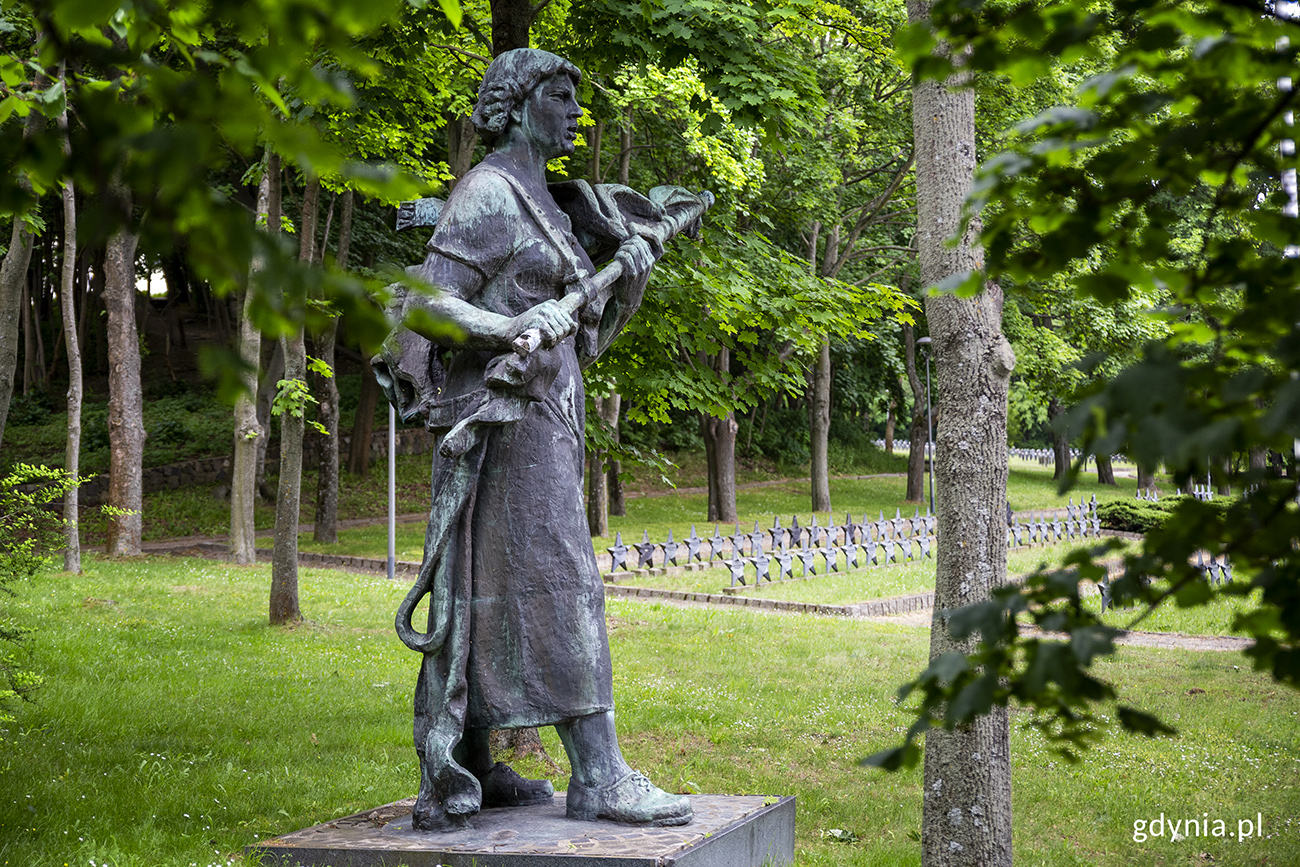 Natasza na Cmentarzu Żołnierzy Radzieckich w Redłowie. Fot. Przemysław Kozłowski