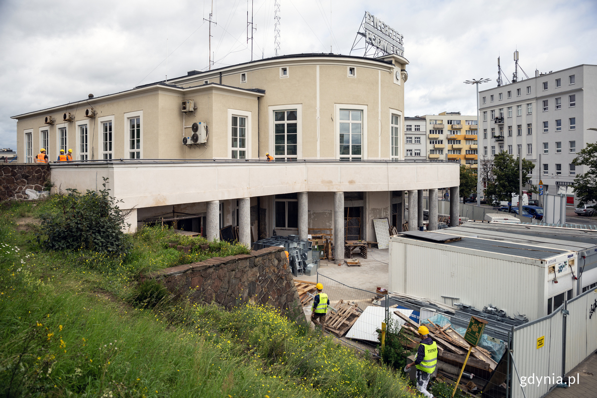 Rozbi&oacute;rki ujawniły dawny podcień budynku - ekipy pracujące na miejscu będą musiały odtworzyć go zgodnie ze wskazaniem konserwatora zabytk&oacute;w, fot. Przemysław Kozłowski