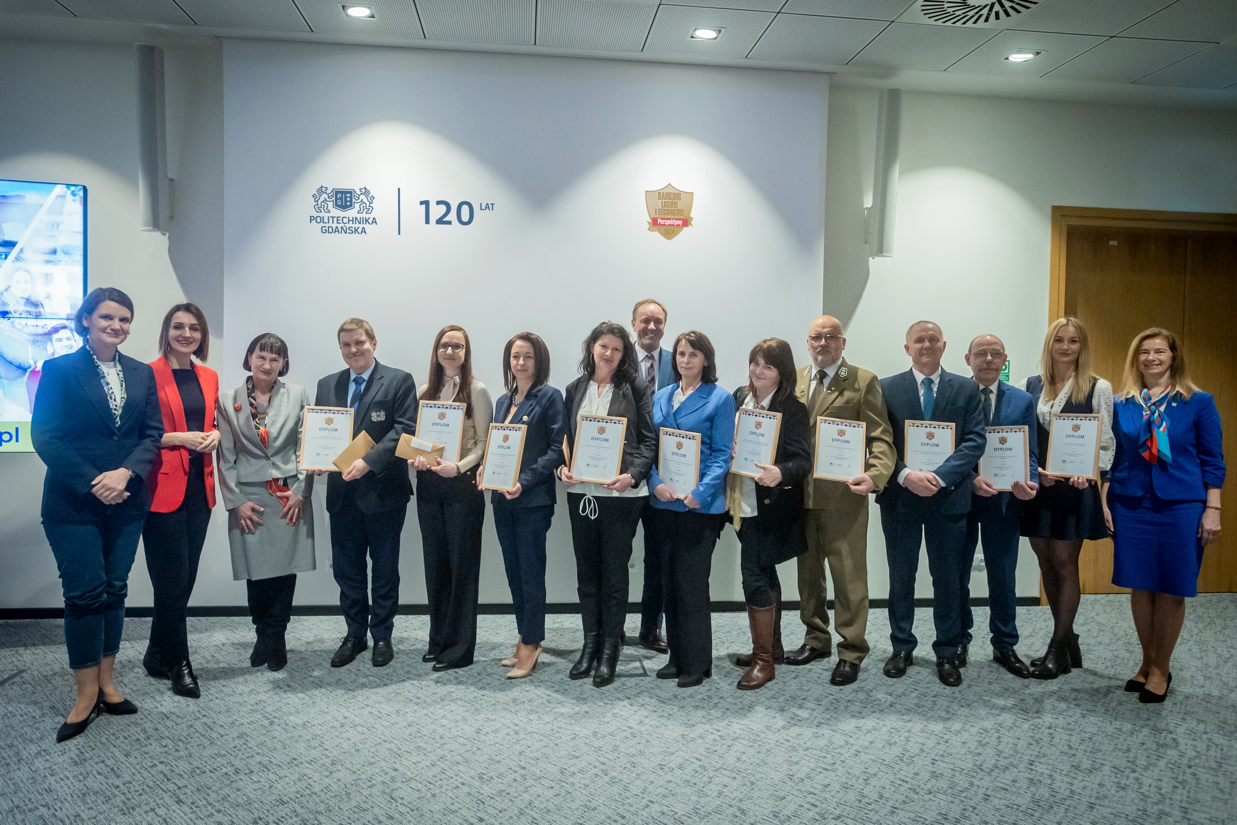 Od lewej: Katarzyna Gruszecka-Spychała - wiceprezydentka Gdyni , Beata Rutkiewicz - wojewoda pomorska, dyrektorzy 10 najlepszych technik&oacute;w na Pomorzu według rankingu &bdquo;Perspektywy 2024&rdquo; i prof. Barbara Wikieł &ndash; prorekorka ds. studenckich Politechniki Gdańskiej. W środku: Mieczysław Struk - marszałek wojew&oacute;dztwa pomorskiego (fot. Krzysztof Mystkowski/PG)