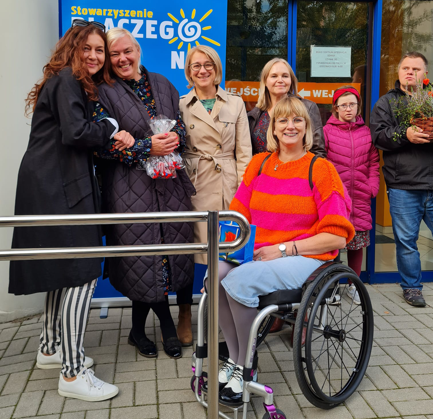 Autorka fotografii Iwona Wojdowska z gośćmi wernisażu. Bohaterowie jednej z fotografii Iwony Wojdowskiej. Źr&oacute;dło: Referat ds. Os&oacute;b z Niepełnosprawnością UM Gdyni 