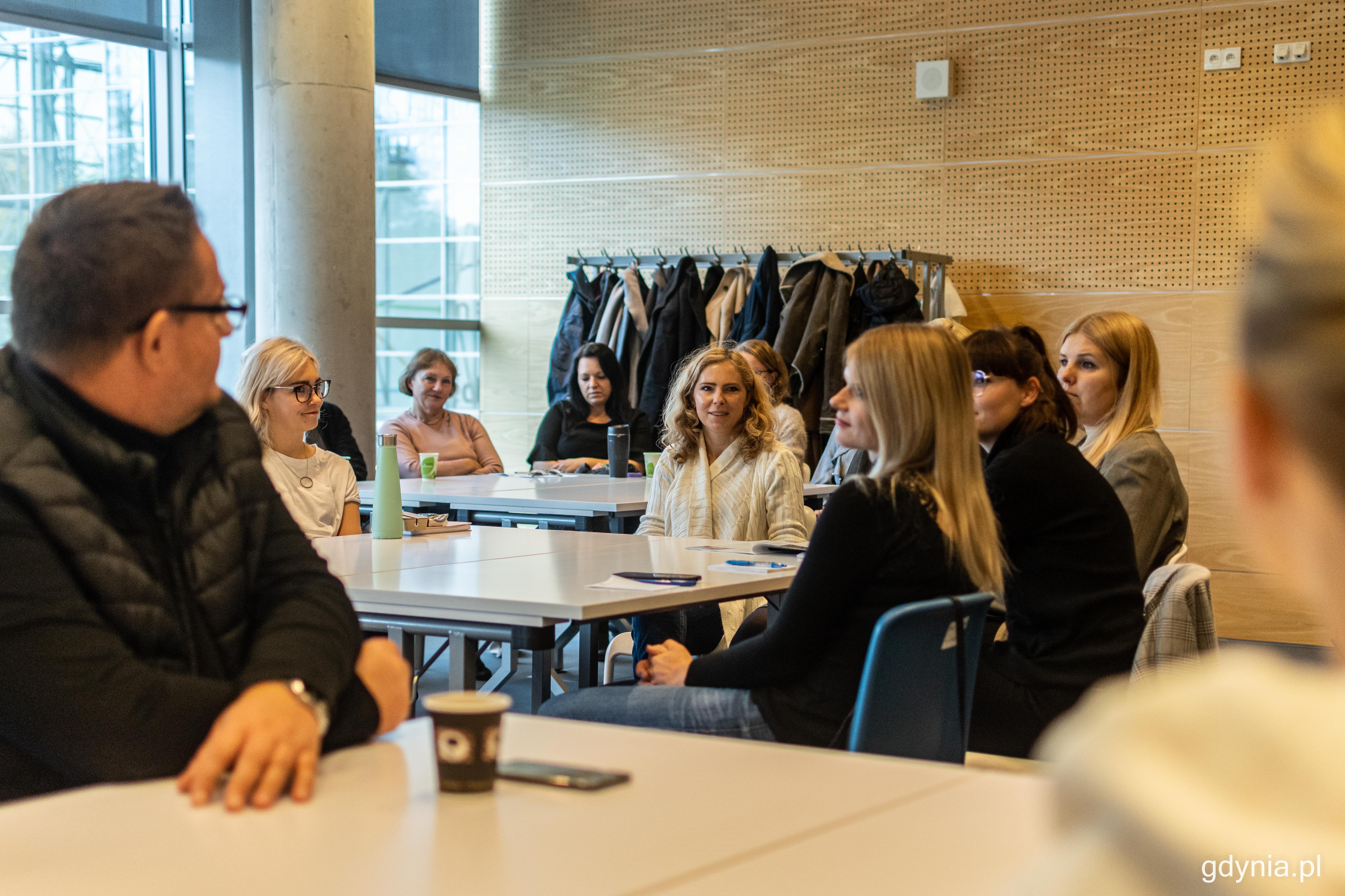 W seminarium wzięli udział m.in. przedstawiciele miejskich jednostek, kt&oacute;re na co dzień mają wpływ na to, jak projektowane są og&oacute;lnodostęne, miejskie przestrzenie, fot. Kamil Złoch