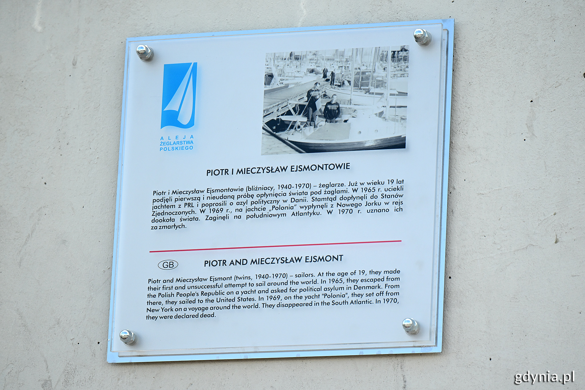 Tablica w alei Żeglarstwa Polskiego poświęcona Piotrowi i Mieczysławowi Ejsmontom (fot. Michał Puszczewicz)
