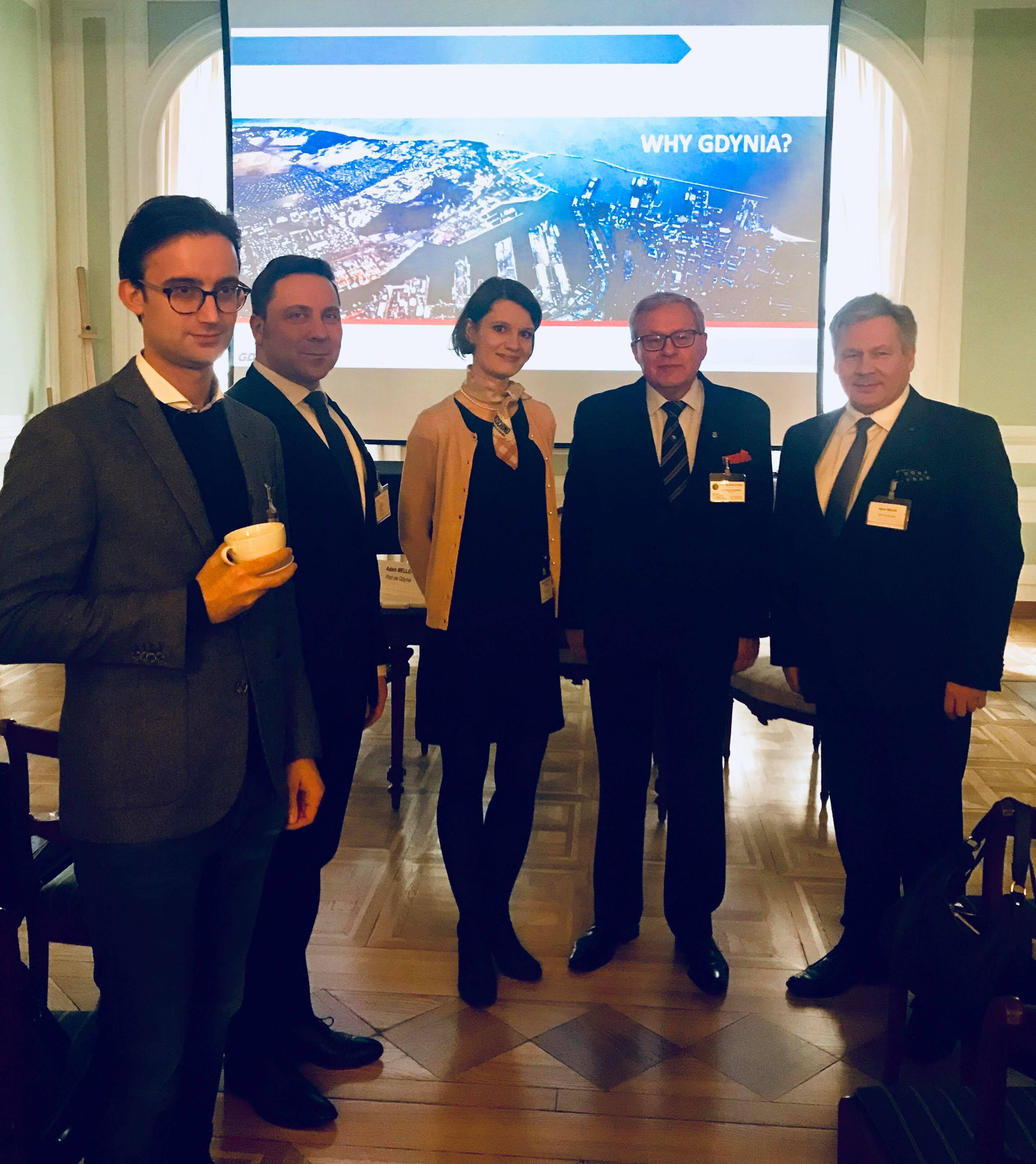 Wiceprezydent Gdyni Katarzyna Gruszecka-Spychała z inni gośćmi i prelegentami seminarium w Paryżu, fot. Maja Studzińska