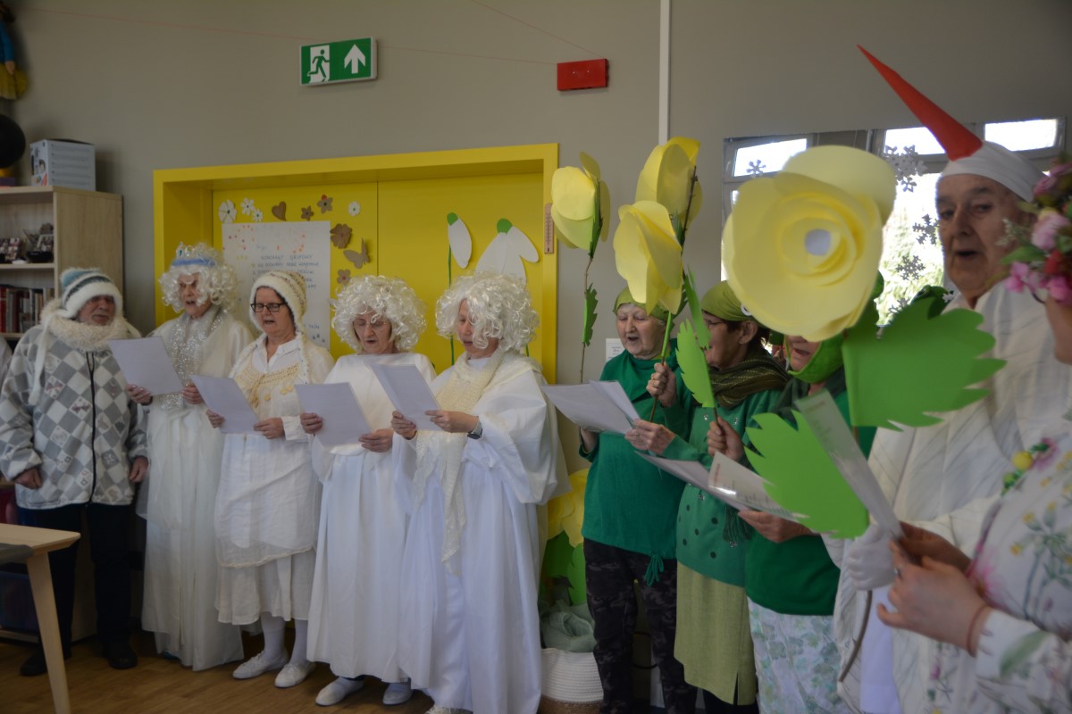 Na zdjęciu grupa os&oacute;b starszych prezentujących artystyczny występ