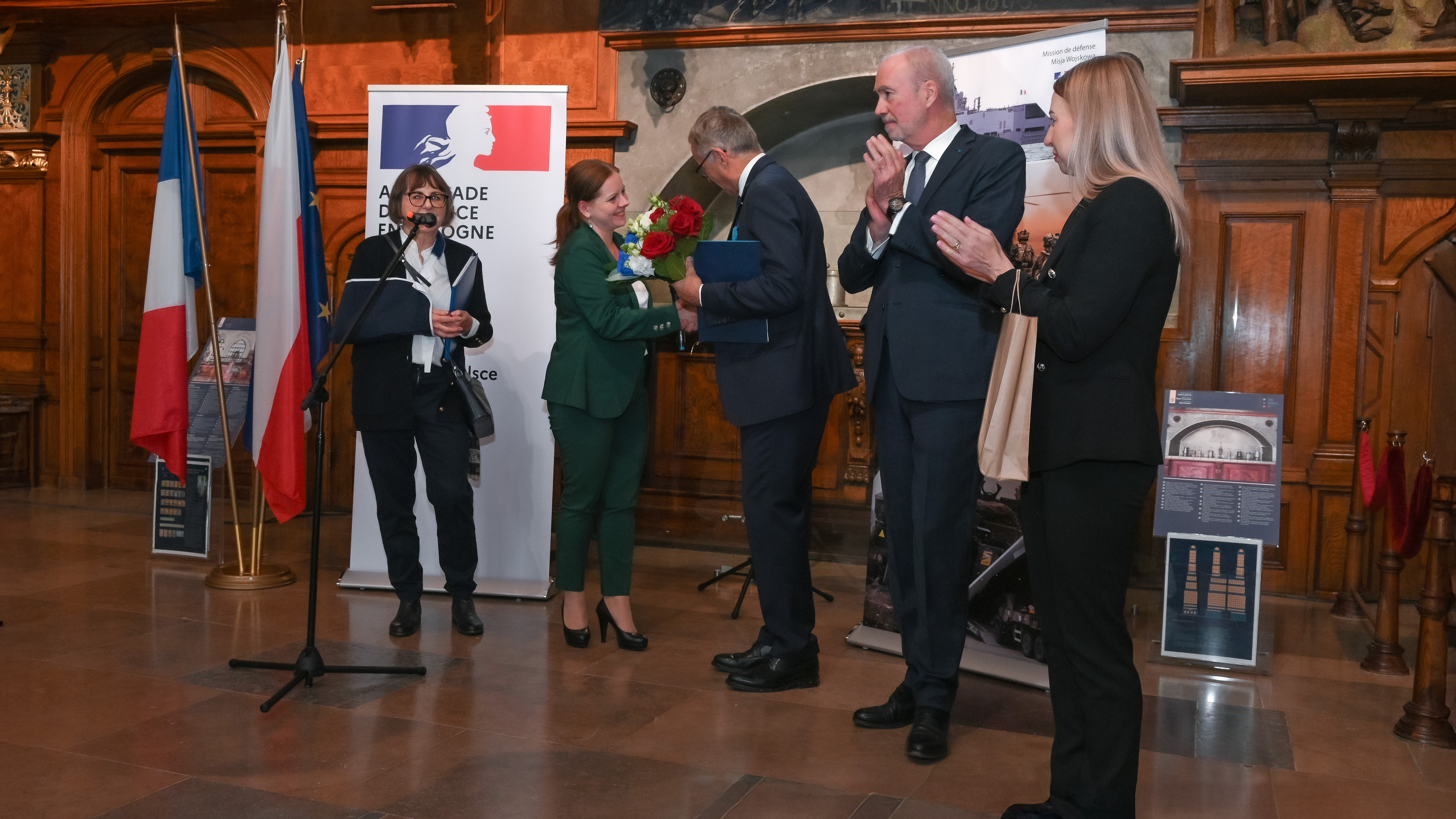 Prezydent Aleksandra Kosiorek składa gratulacje konsulowi Alainowi Mompertowi. Obok stoją m.in.:&nbsp;ambasador Francji &Eacute;tienne de Poncins i radna Gdyni&nbsp;&ndash; Anna Salomon 