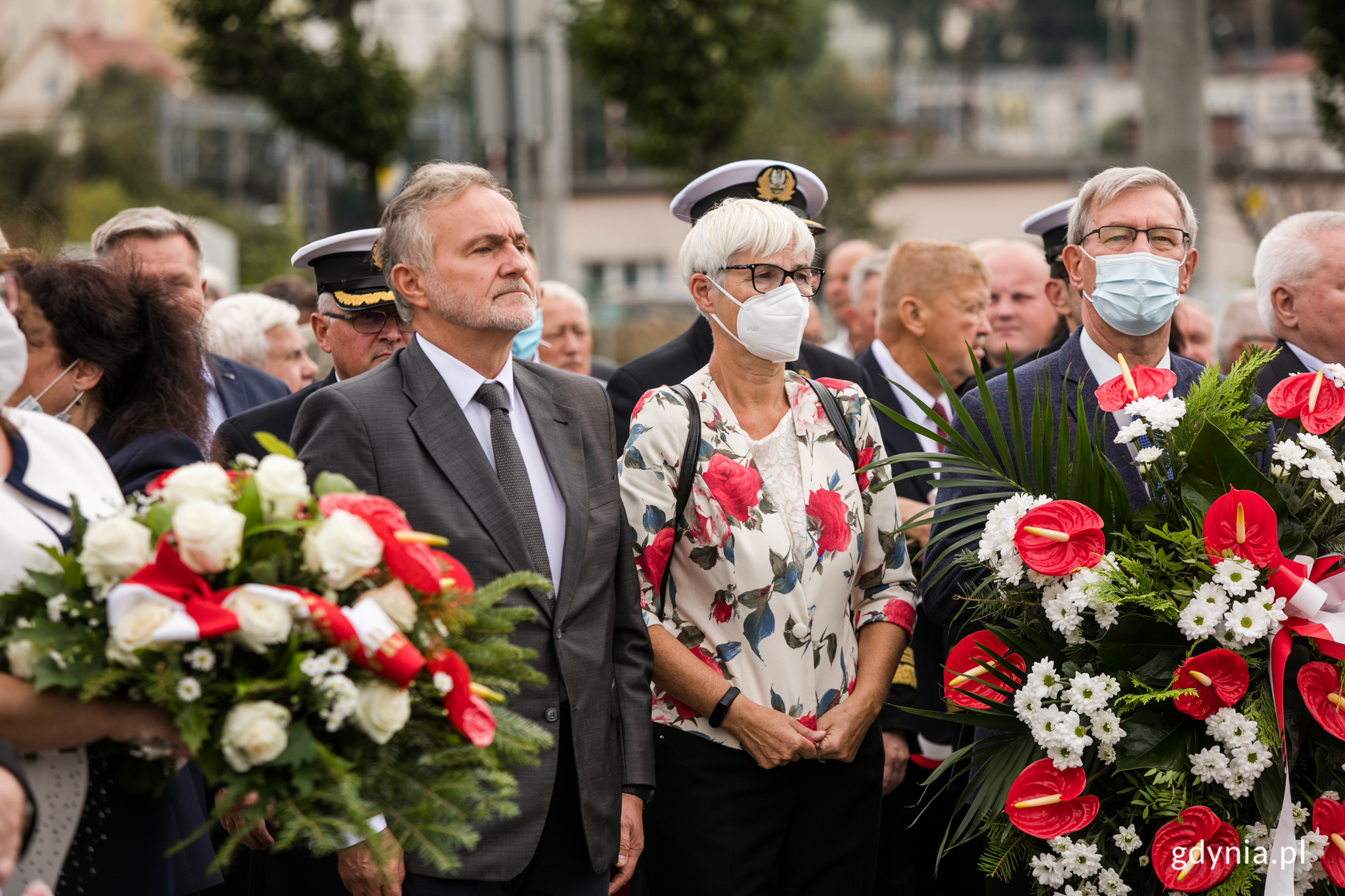 Złożenie kwiat&oacute;w pod pomnikiem Ofiar Grudnia '70 w Gdyni, na zdj. (od lewej) prezydent Gdyni Wojciech Szczurek i przewodnicząca Rady Miasta Joanna Zielińska, fot. Karol Stańczak