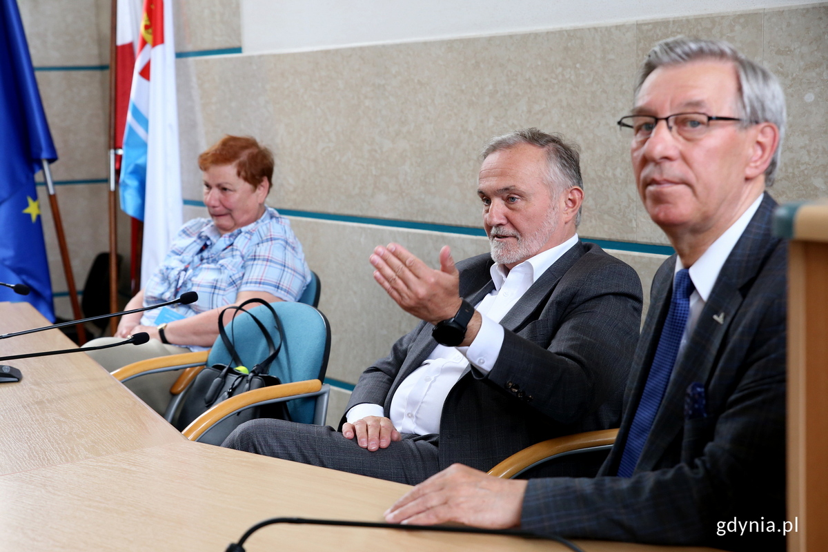 Prezydent Wojciech Szczurek odpowiada na pytania senior&oacute;w. Fot. Przemysław Kozłowski