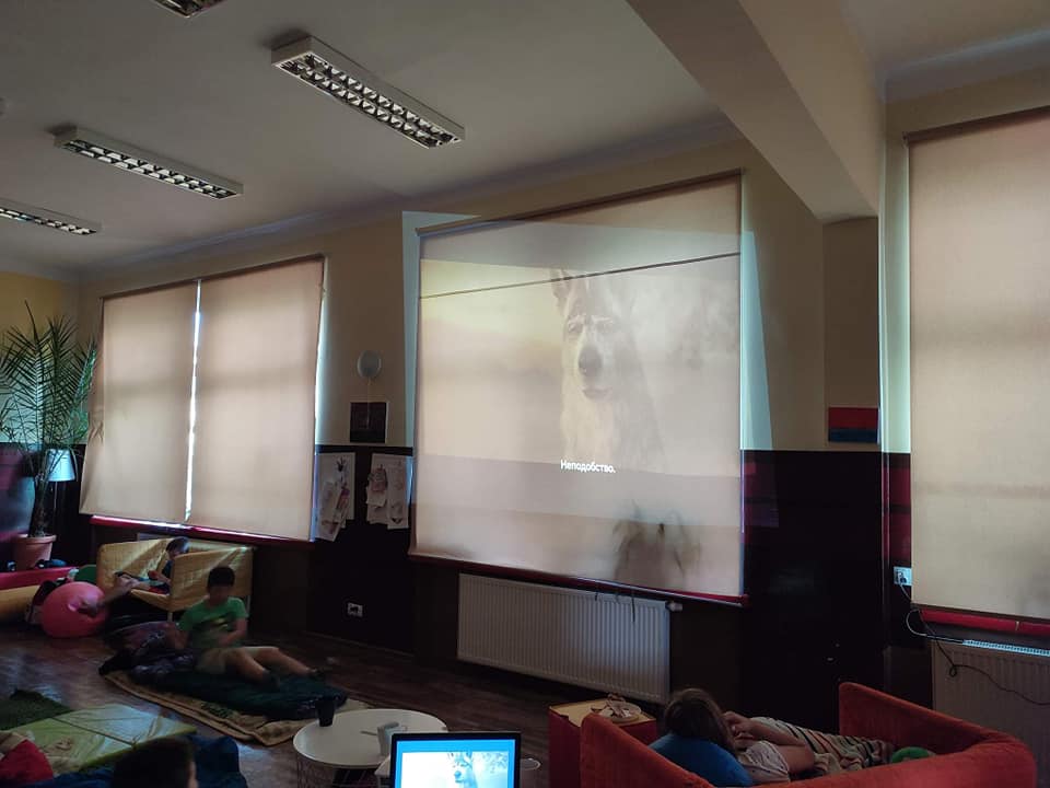 Dzieci oglądają film