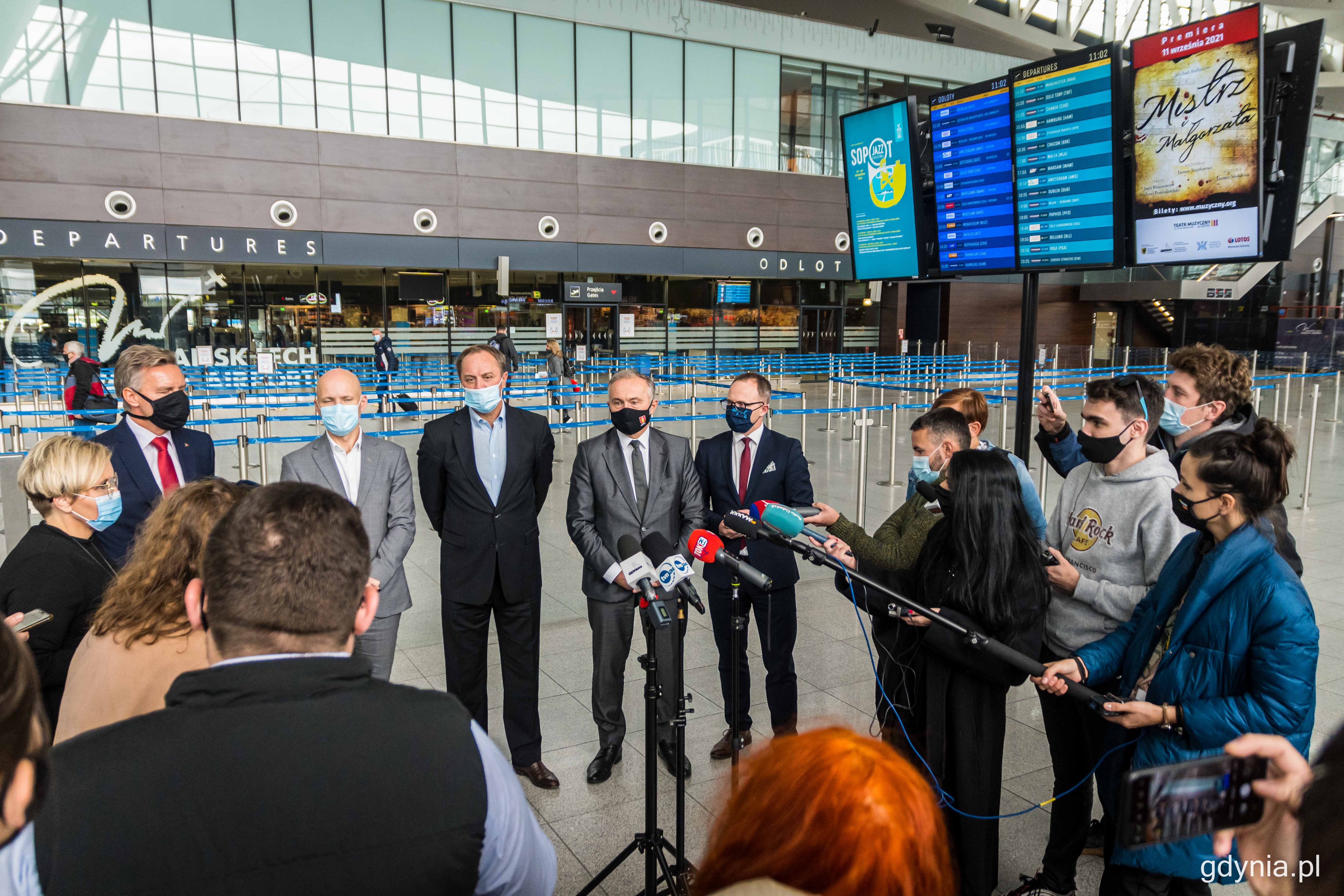 We wrześniowej konferencji w sprawie planowanych podwyżek opłat lotniskowych w Porcie Lotniczym Gdańsk im. Lecha Wałęsy wziął udział także prezydent Gdyni, Wojciech Szczurek, kt&oacute;ry podkreślał wpływ branży lotniczej na rozw&oacute;j lokalnej gospodarki i turystyki, fot. Kamil Złoch