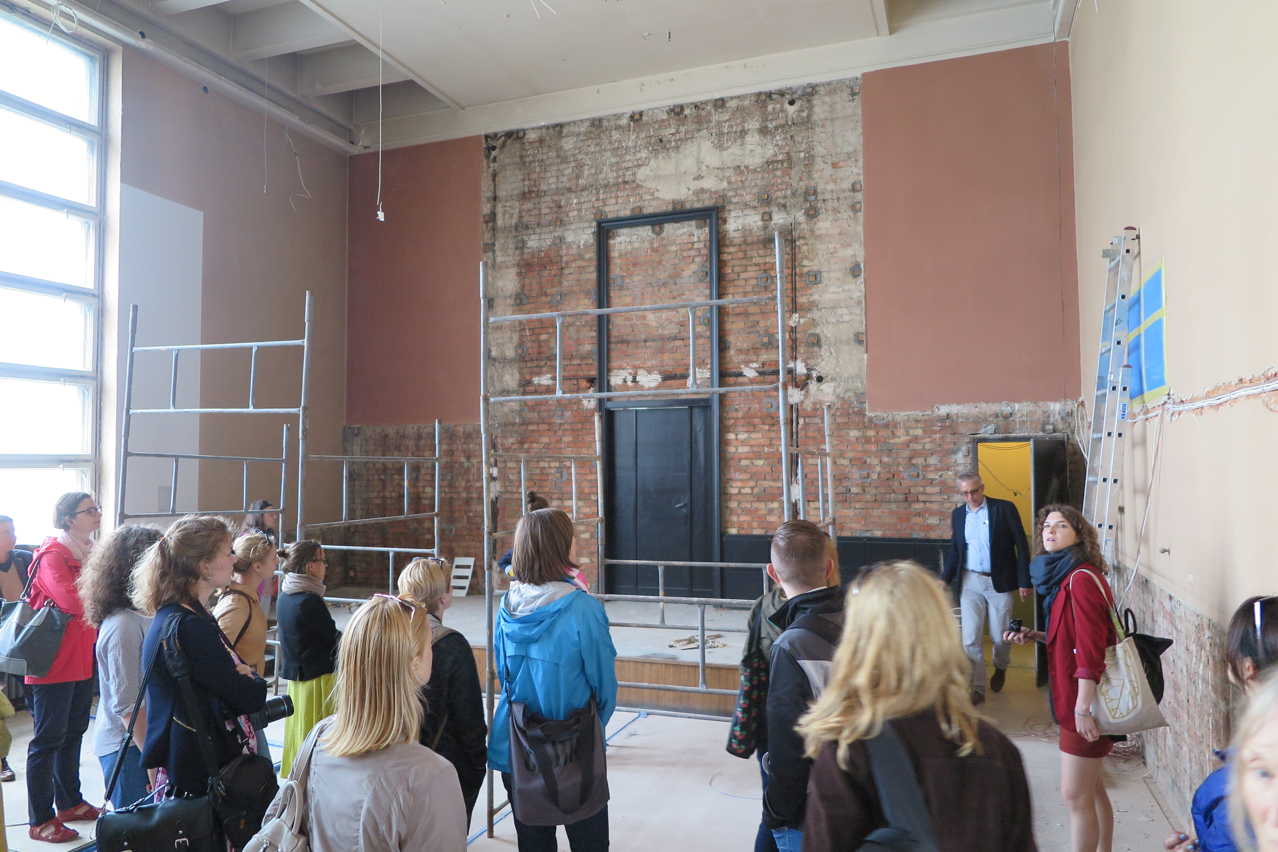Sala rozpraw w trakcie remontu w 2016 r., odwiedzona przez konserwator&oacute;w z r&oacute;żnych miast 
