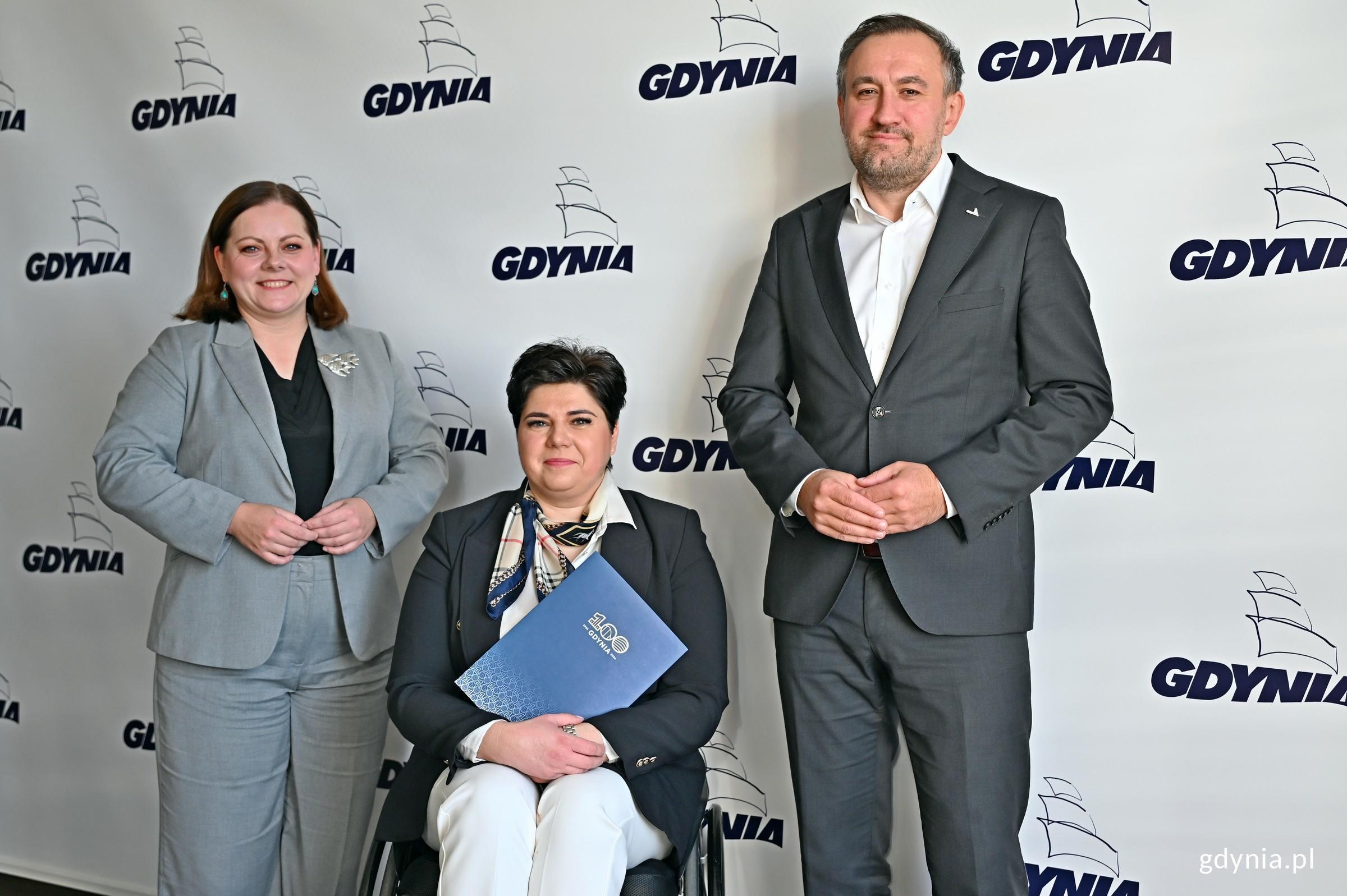  Prezydent Gdyni Aleksandra Kosiorek, wiceprezydent Tomasz Augustyniak i Anna Dobkowska &ndash; pełnomocnik prezydent Gdyni ds. os&oacute;b z niepełnosprawnościami podczas spotkania w Urzędzie Miasta Gdyni