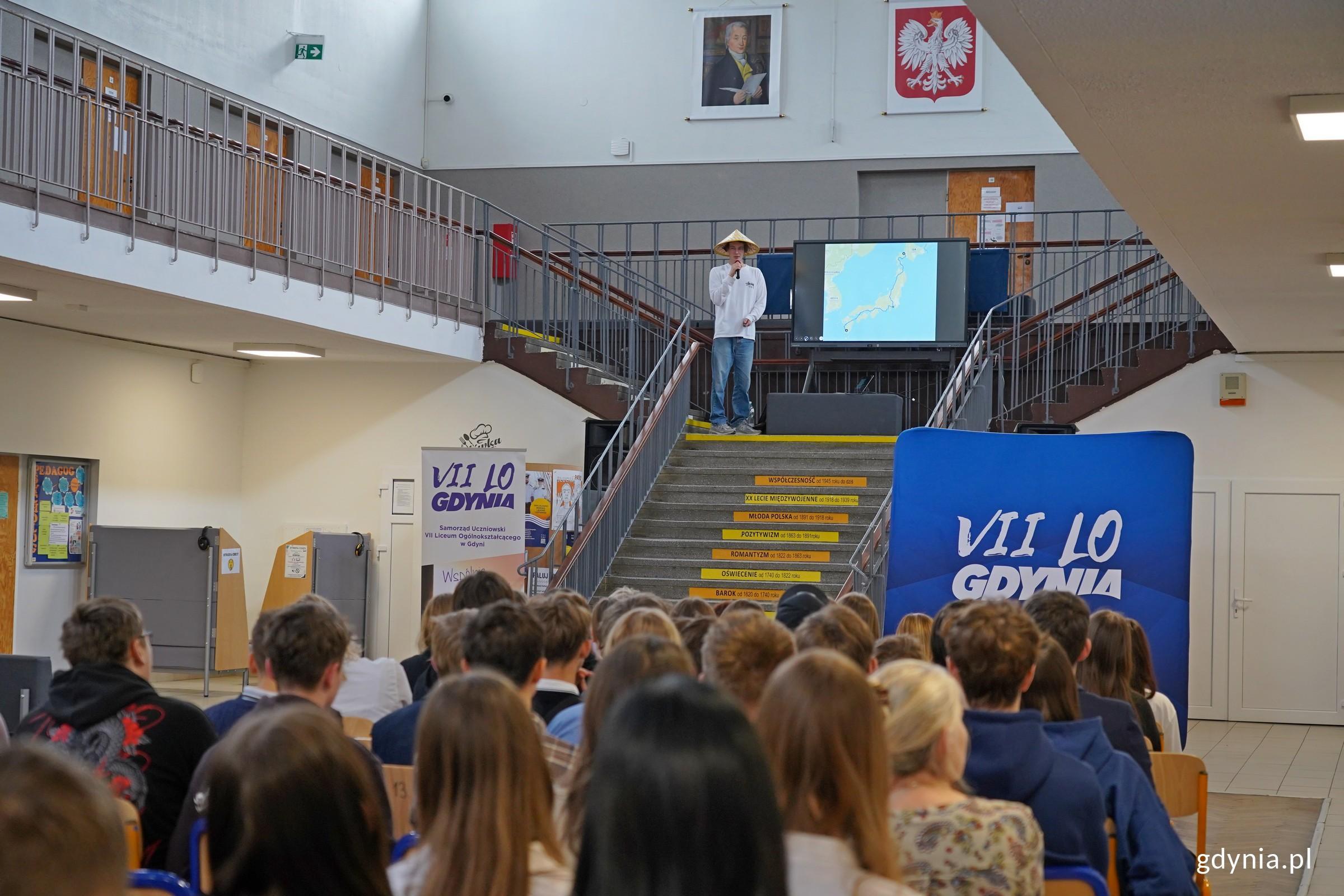 Tytus Chmielewski &ndash; podr&oacute;żnik rowerowy i tw&oacute;rca internetowy podczas prezentacji na kongresie &bdquo;Zdrowe Głowy&rdquo; (fot. Magdalena Czernek)