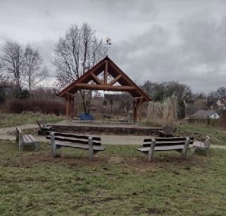 wiata plenerowa wraz z ławkami na polanie w Babich Dołach//fot. Rada Dzielnicy Babie Doły
