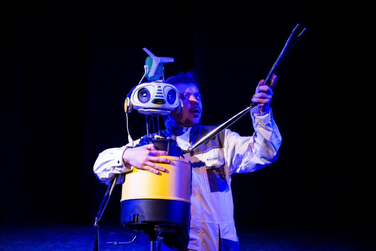 Kadr ze spektaklu &bdquo;Dlaczego nie lecimy do gwiazd?&rdquo; w Teatrze Gdynia Gł&oacute;wna